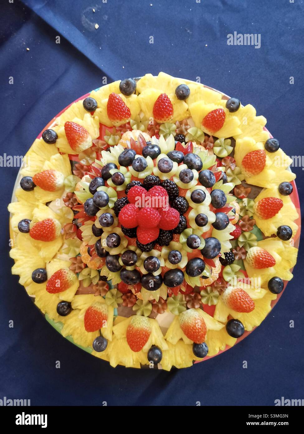 Macedonia di frutta a forma di torta. - Immagine stock catturata con smartphone