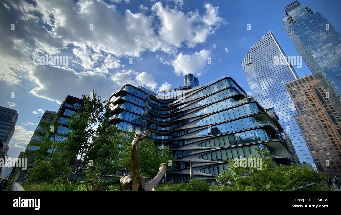 Edificio in vetro presso la Highline, New York City 2021. - Immagine stock catturata con smartphone