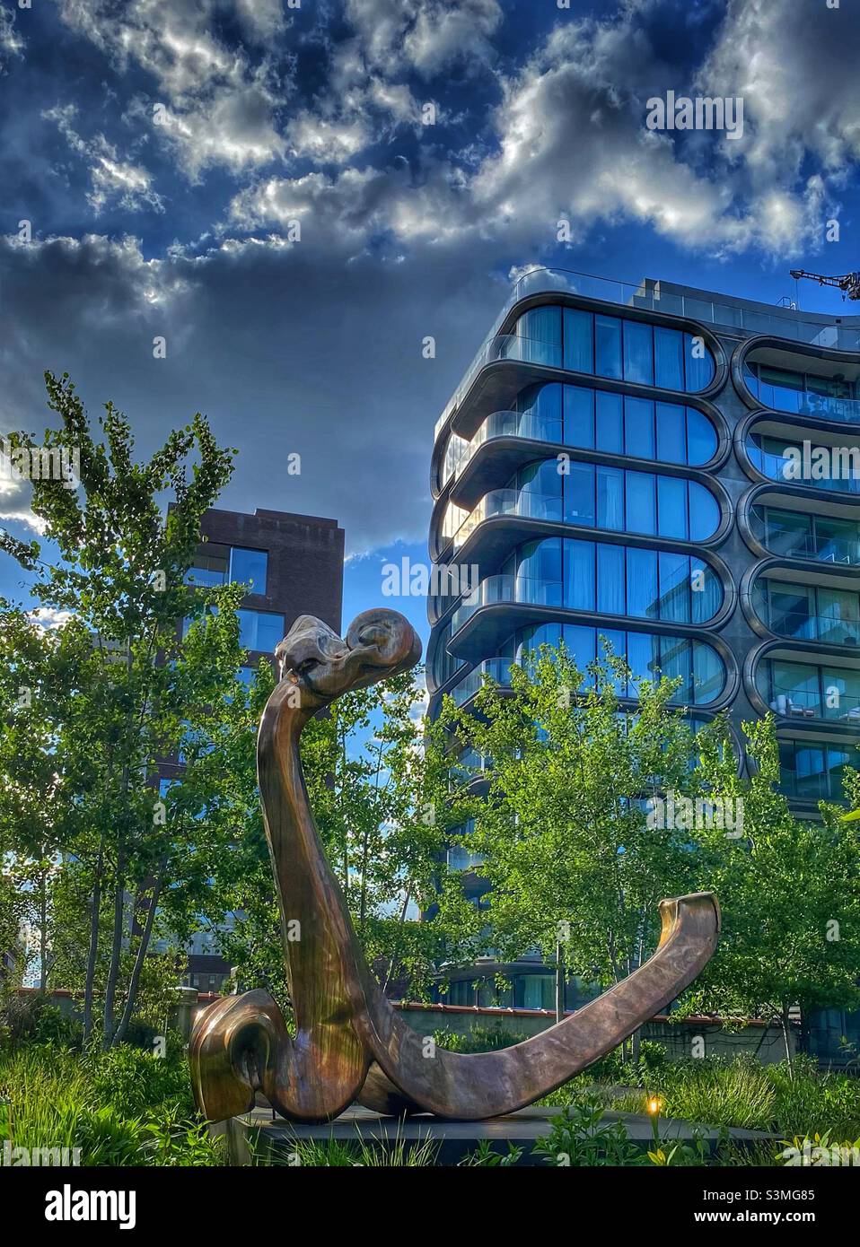 Scultura esposta alla Highline New York 2021. - Immagine stock catturata con smartphone