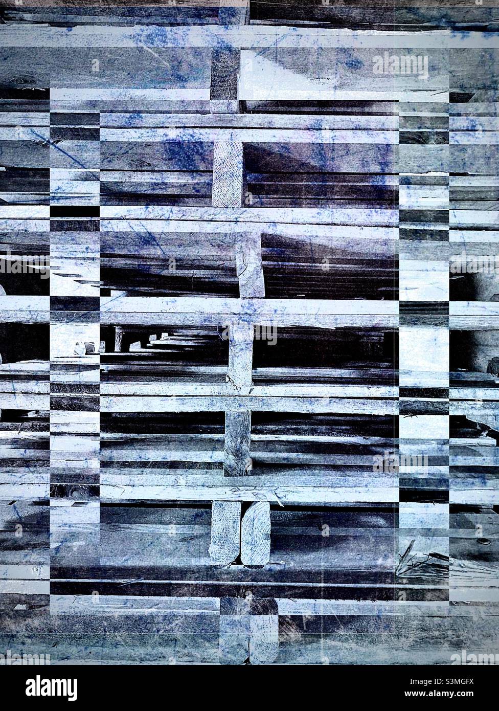 Una pila di pallet di legno che siede su un molo per la spedizione e la ricezione. La foto originale è stata modificata tramite l'applicazione IOS Carbon per effetto artistico. - Immagine stock catturata con smartphone