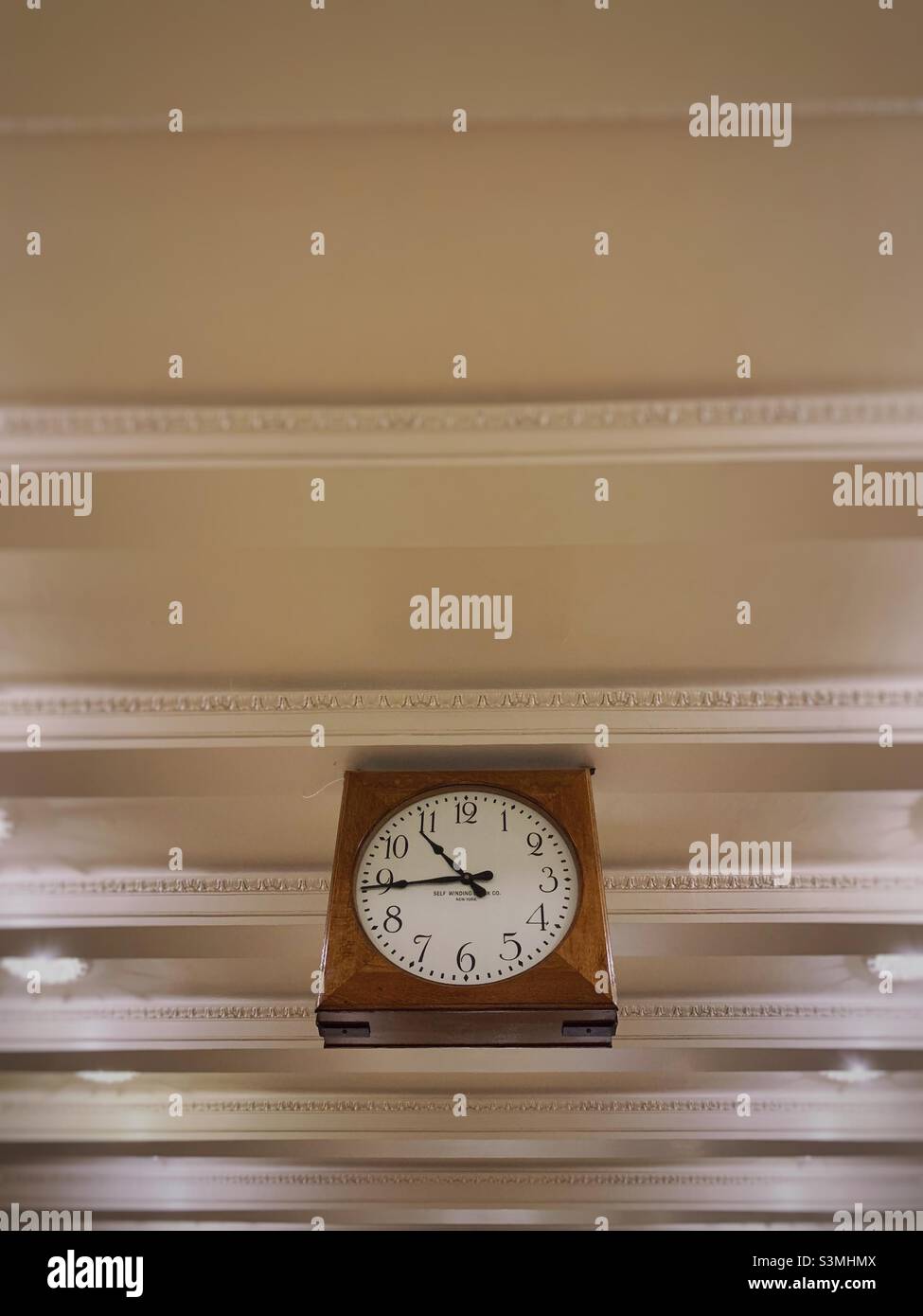 Orologio marrone appeso al soffitto alla Grand Central Station. Foto Stock
