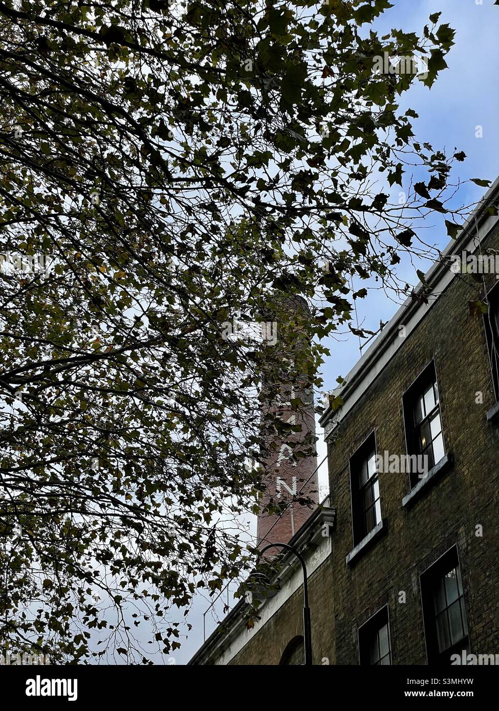 Edificio Truman Shoreditch Londra autunno - Immagine stock catturata con smartphone
