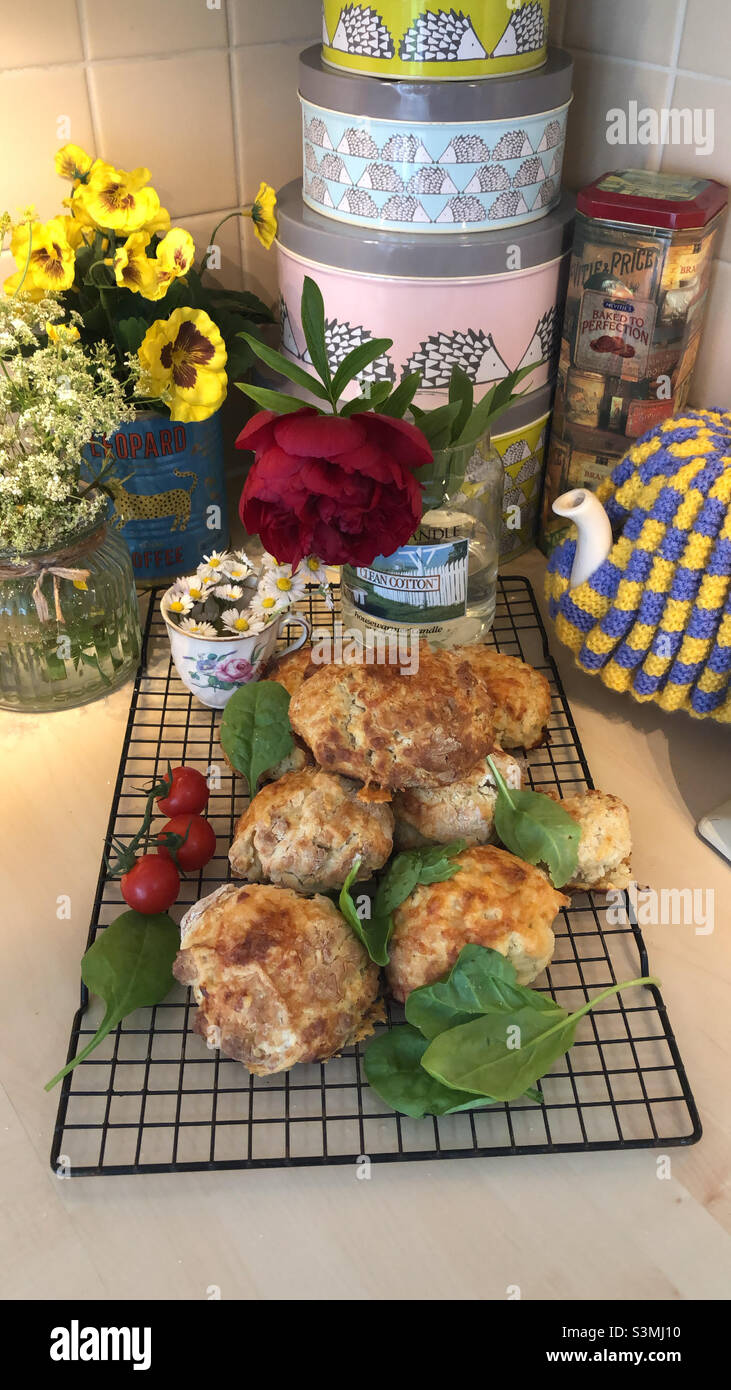 Focaccine cottura fiori teiera fatta in casa Foto Stock