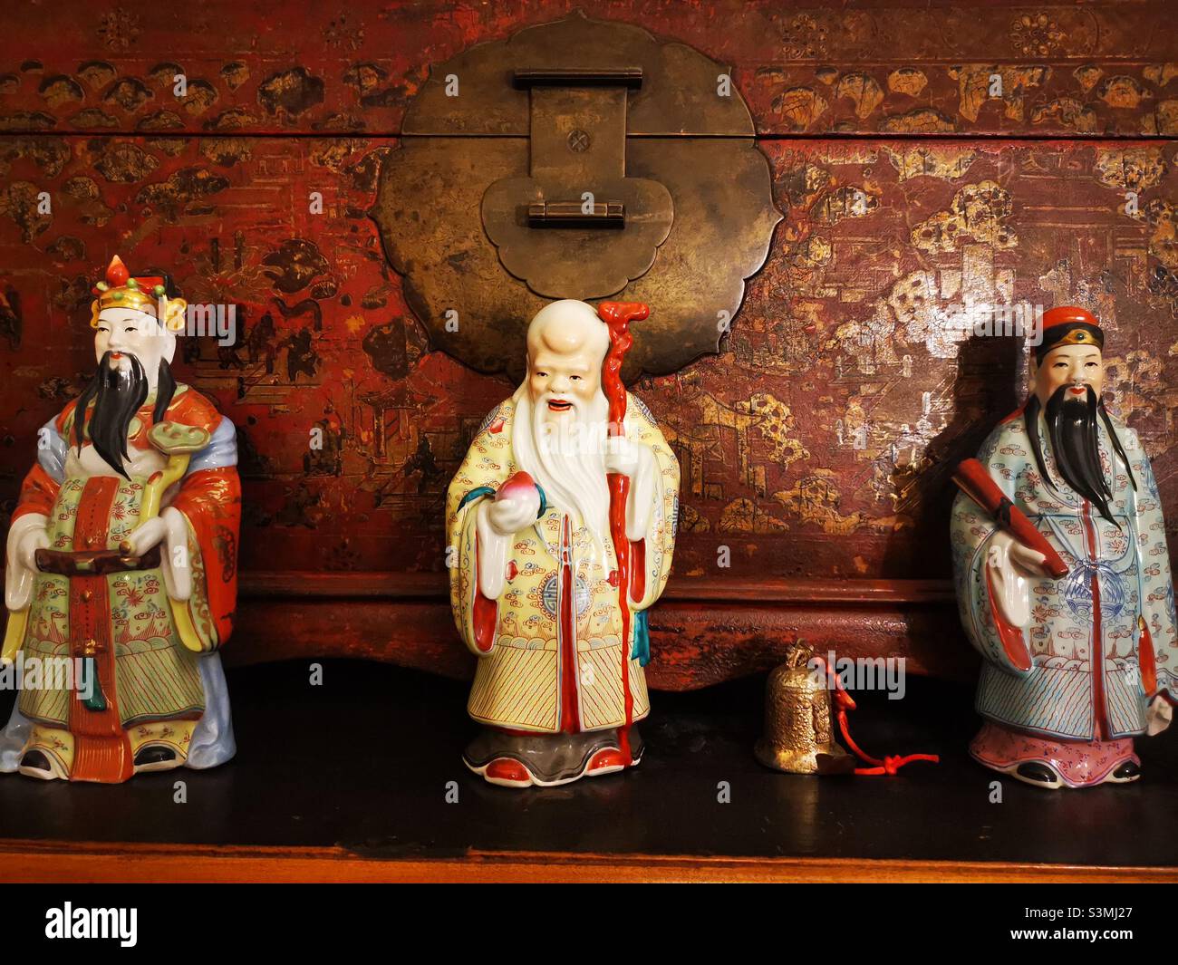 Fu Lu Shou ( Sanxing - tre stelle ) di fronte ad una cassa cinese tradizionale. Foto Stock