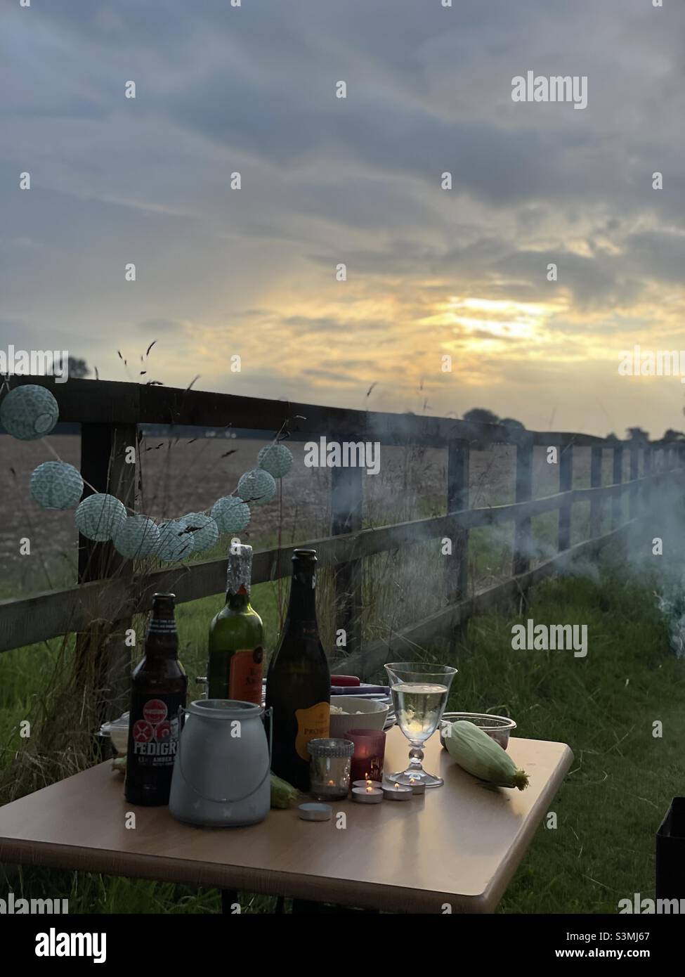 Barbecue estivo con bevande al tramonto all'aperto - Immagine stock catturata con smartphone