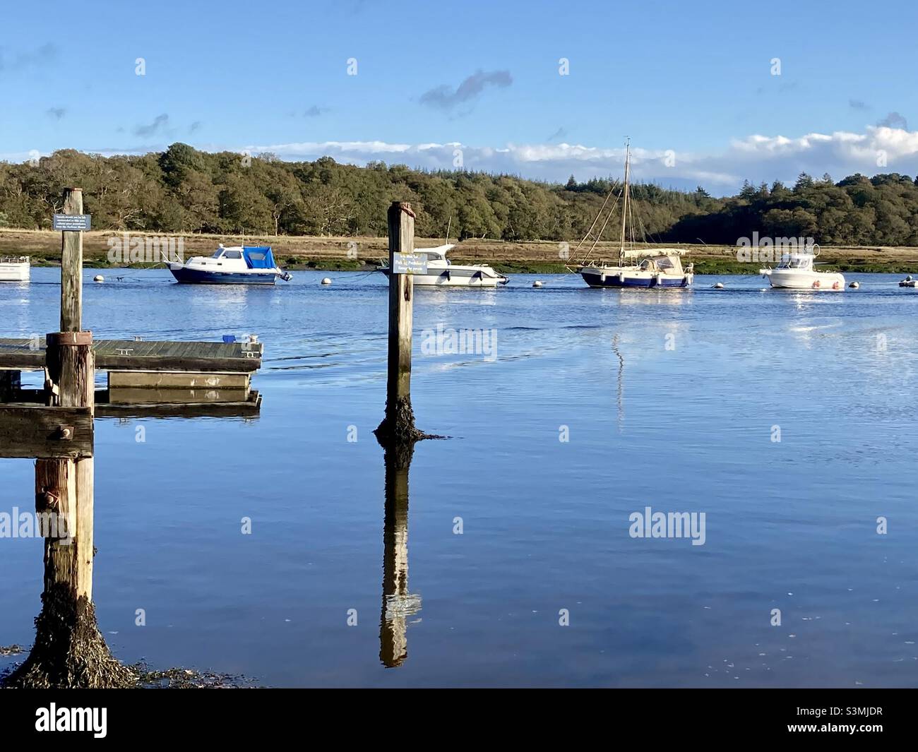 Barche ormeggiate sul fiume Beaulieu a Bucklers Hard in Hampshire - Immagine stock catturata con smartphone