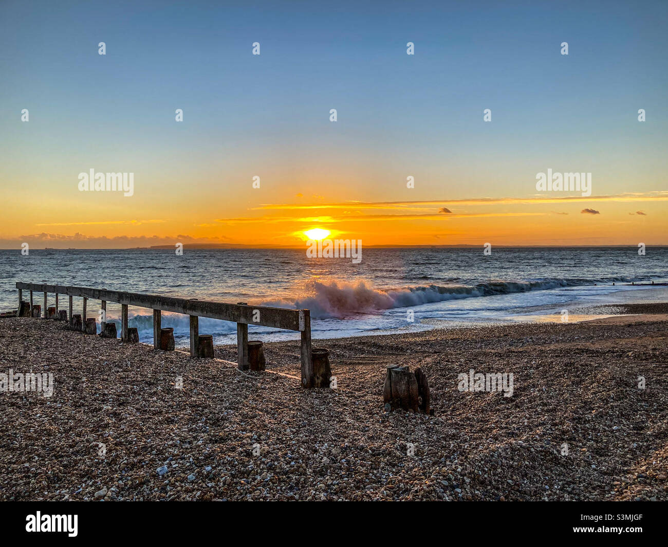 Tramonto sulla spiaggia di Hayling Island a dicembre - Immagine stock catturata con smartphone