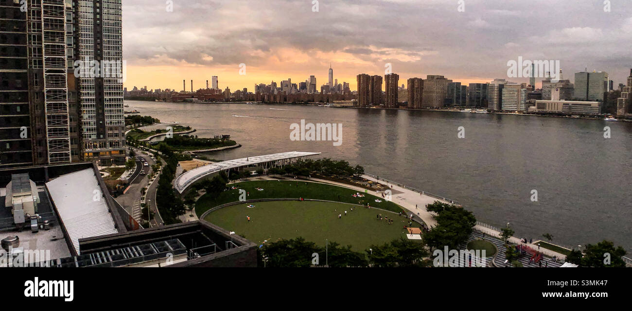 Vista panoramica dell'East River e del Midtown Manhattan e dell'East Village da Long Island City Hunters Point South Park al tramonto. Foto Stock