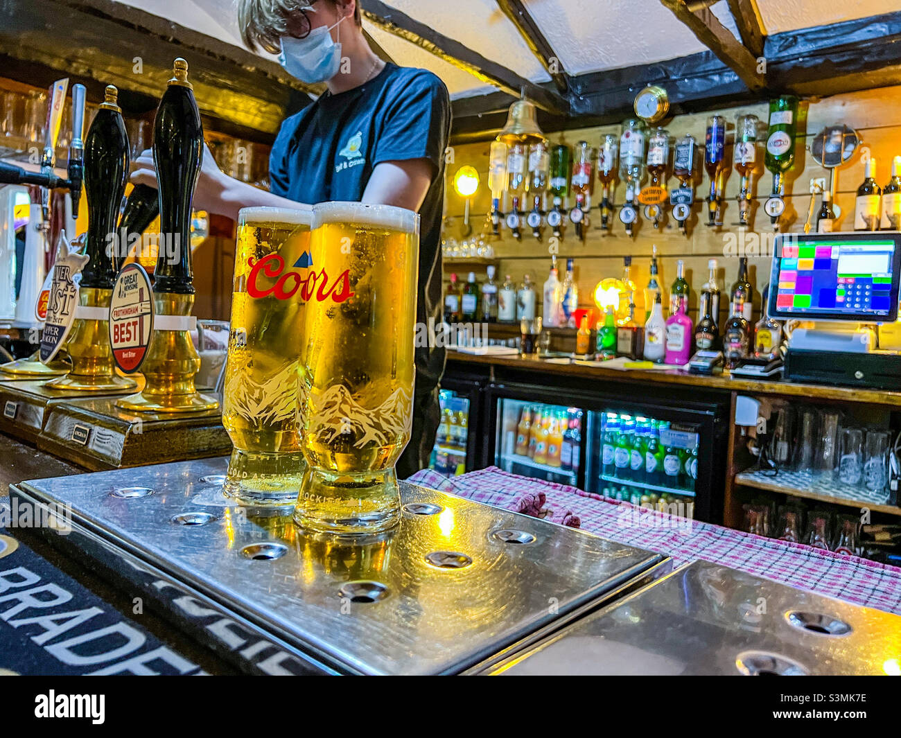 Pinte di lager nel pub villaggio Foto Stock
