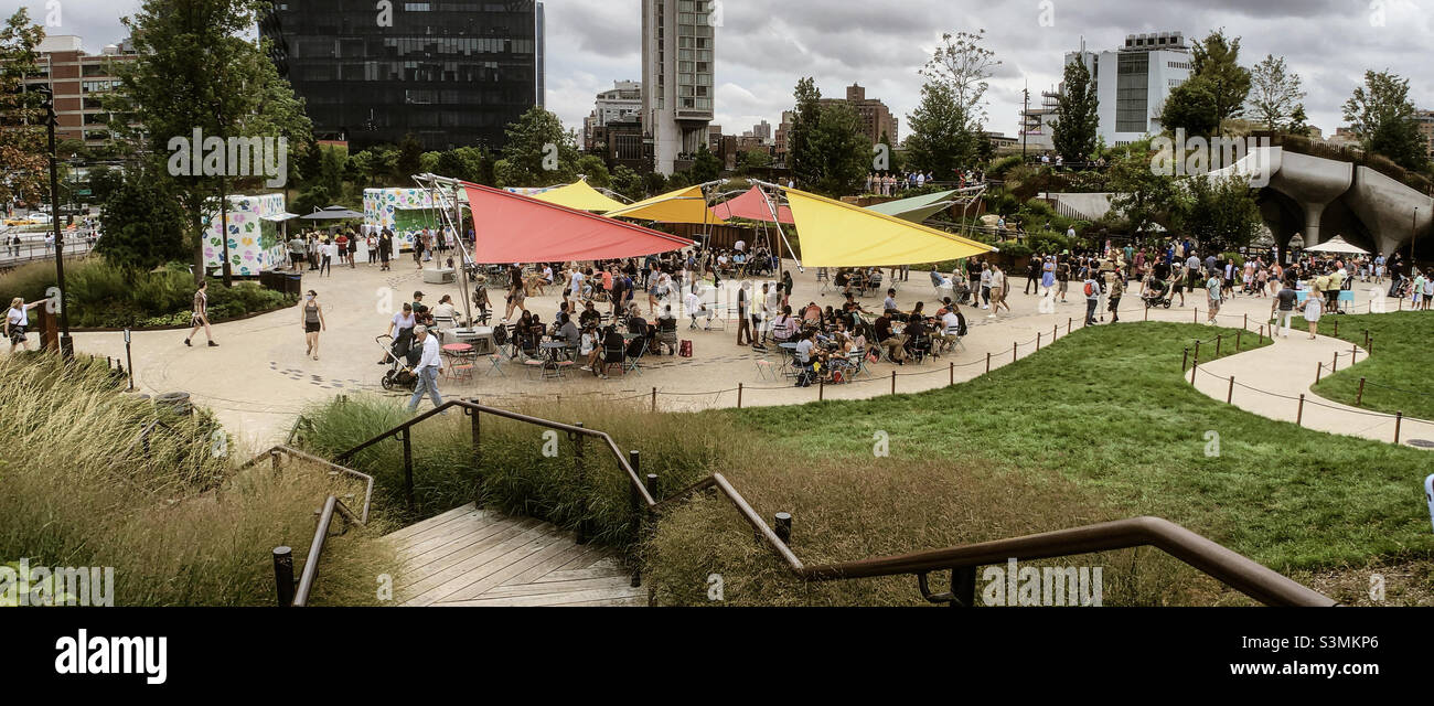 Parco artificiale dell'isola Little Island al Molo 55 nel fiume Hudson, ad ovest di Manhattan a New York City, adiacente all'Hudson River Park. Progettato da Heatherwick Studio, vicino al quartiere Meatpacking Foto Stock