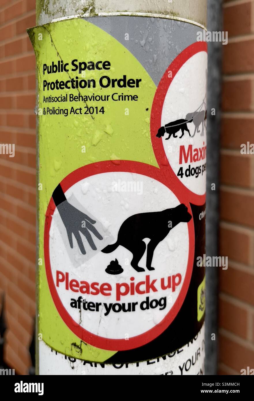 Un adesivo del consiglio che chiede ai proprietari del cane di liberare il loro mess del cane Foto Stock