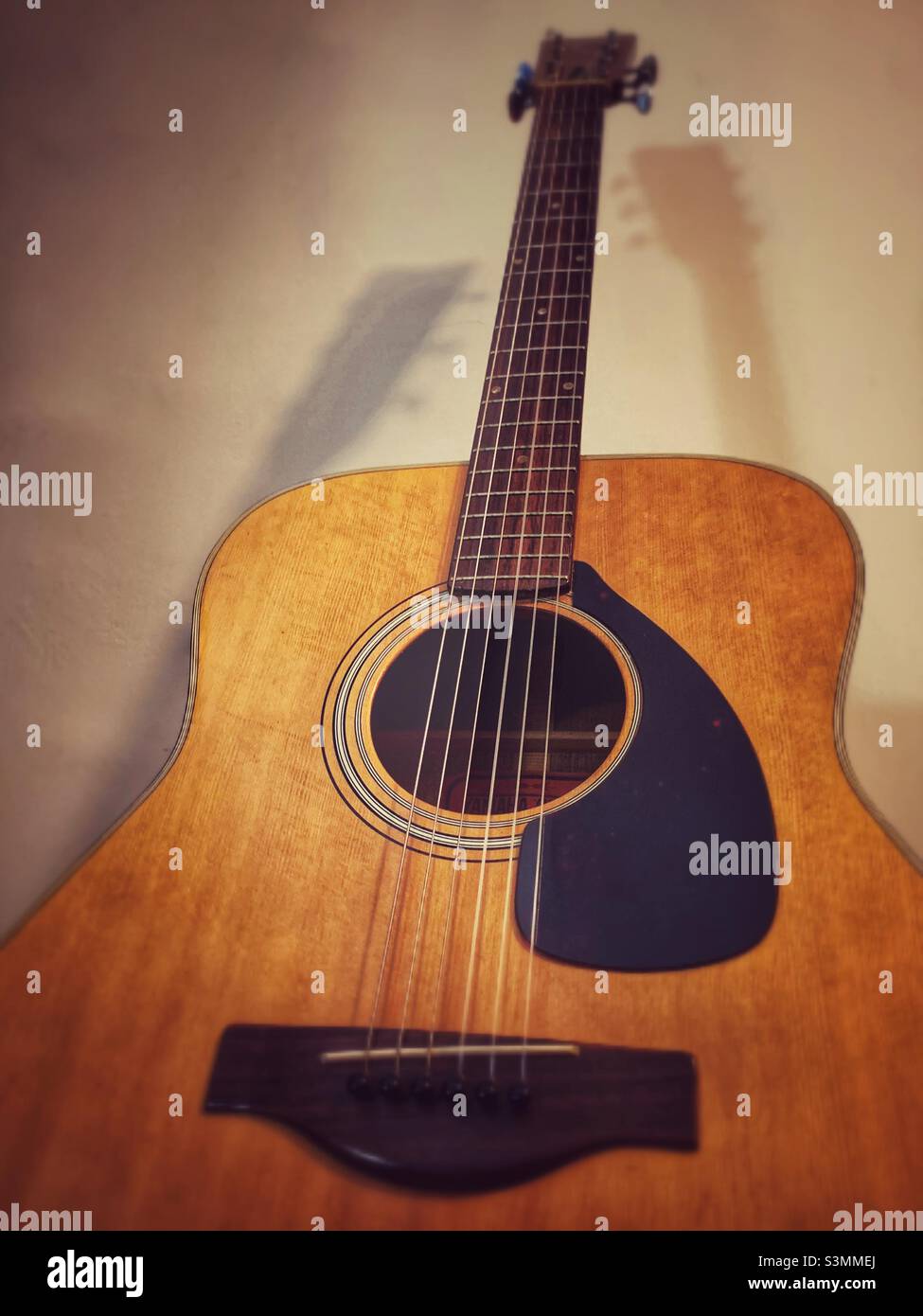 Le ombre della chitarra - Immagine stock catturata con smartphone