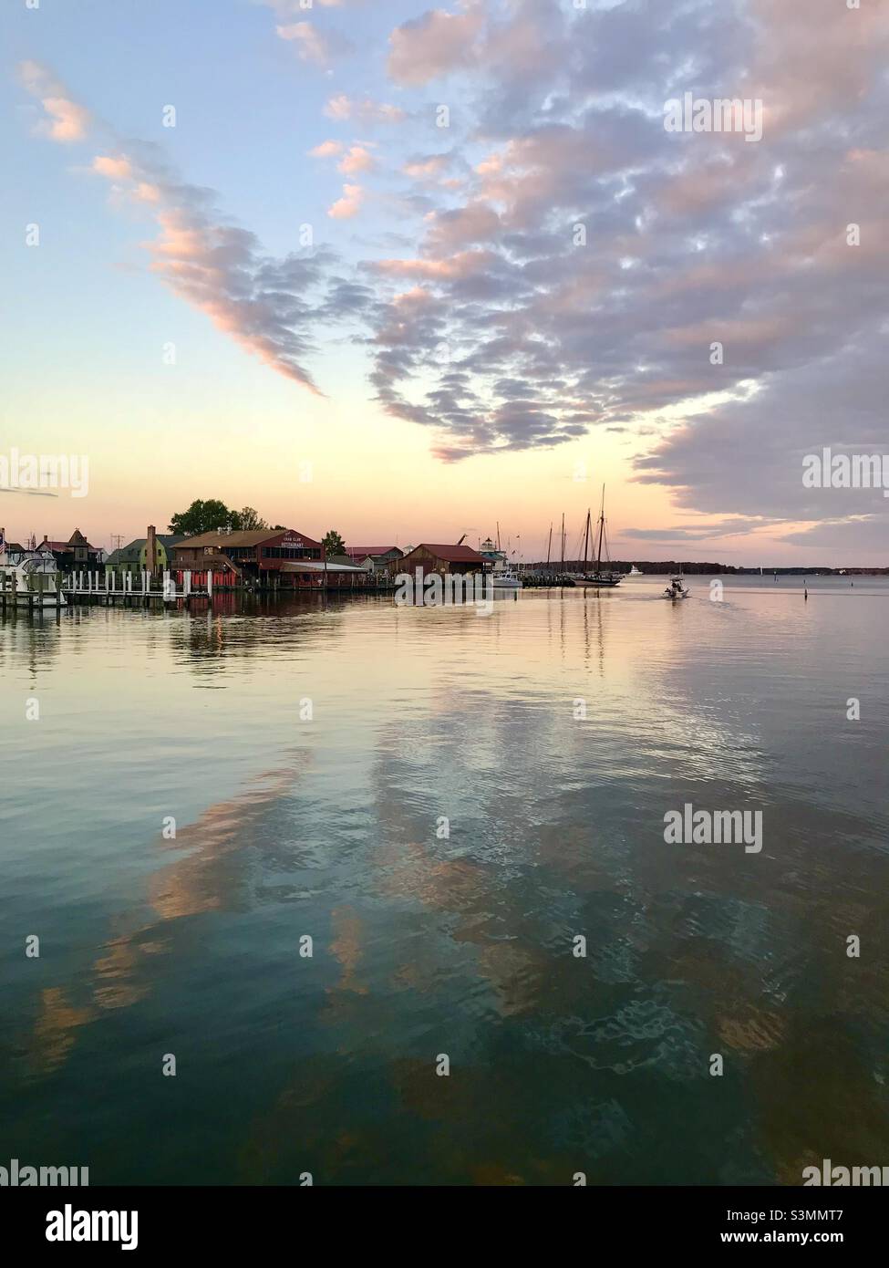 Vista sul fiume Choptank a St. Michael, Maryland, guardando verso il ristorante Crab Claw al tramonto Foto Stock