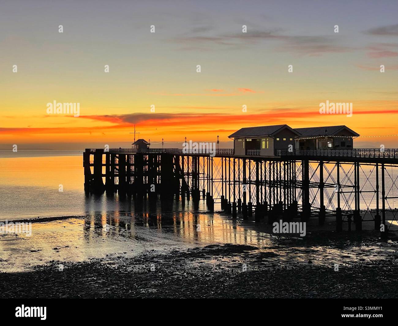 Dawn che si infrangono sul molo di Penarth sul canale di Bristol, gennaio. Foto Stock