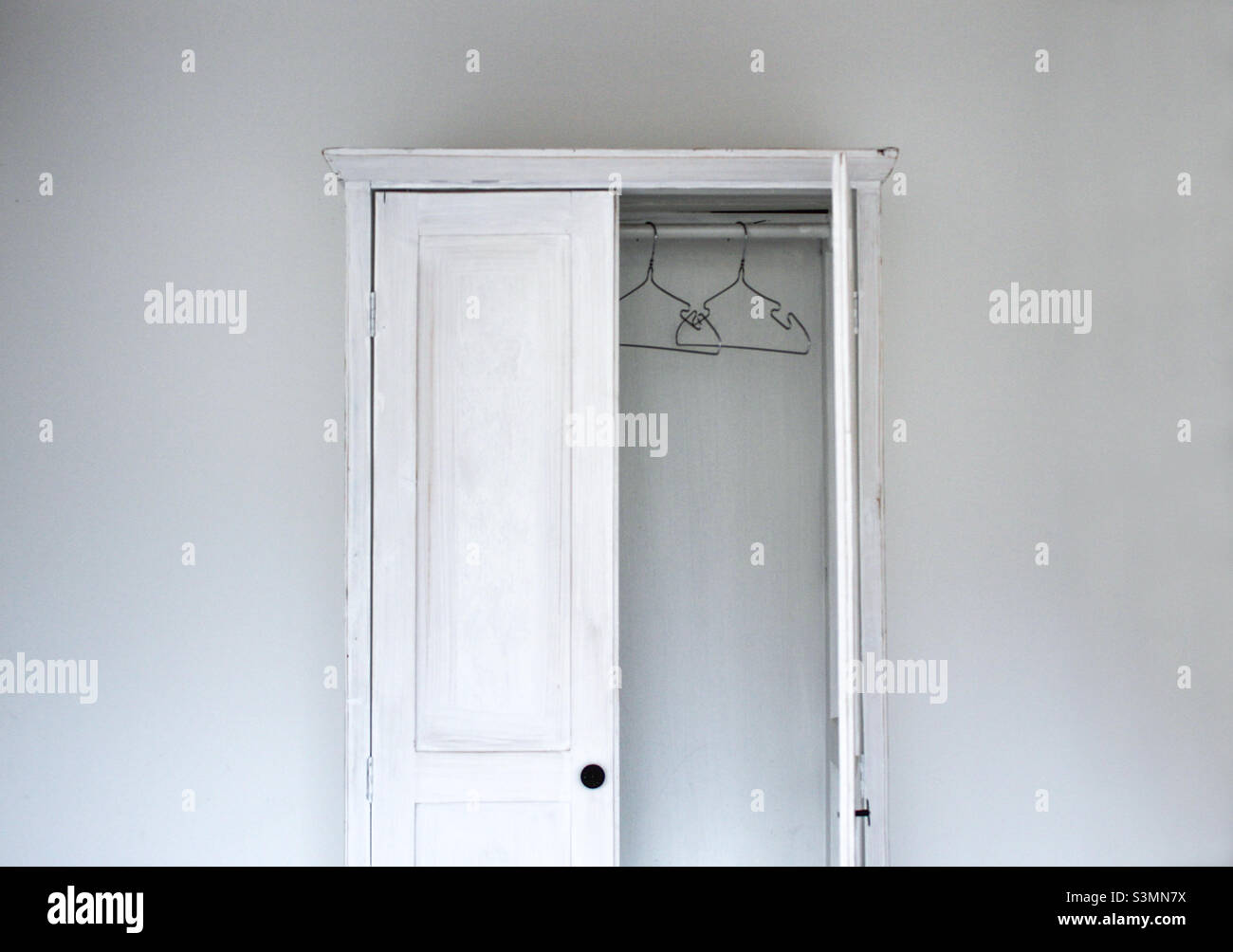 Armadio su sfondo bianco - Immagine stock catturata con smartphone
