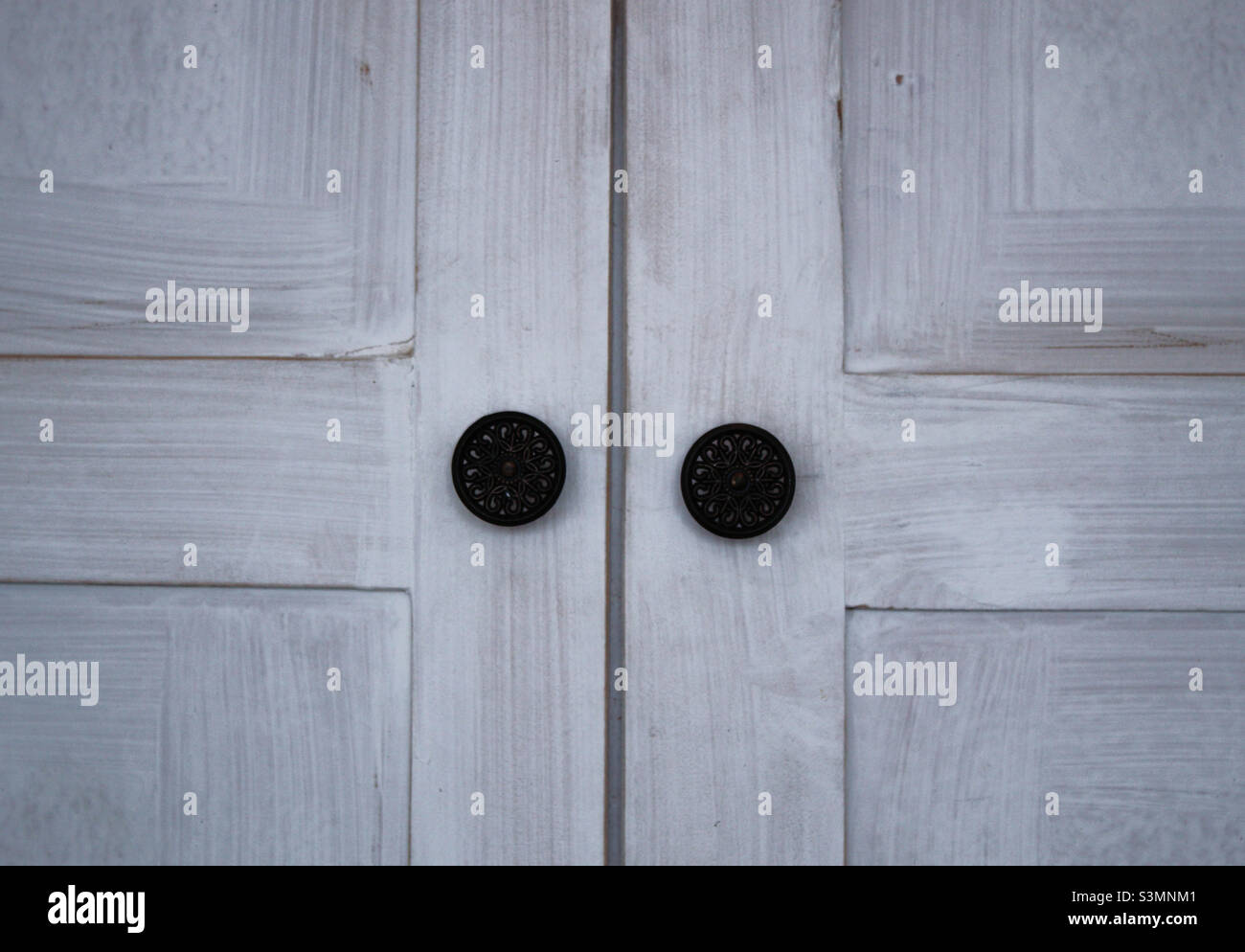 Porta chiusa. Minimalismo bianco - Immagine stock catturata con smartphone