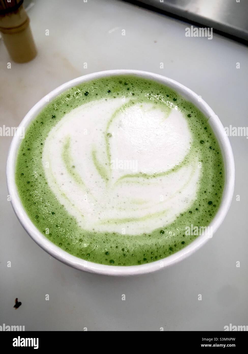 Verde intenso Matcha latte Art su sfondo bianco Foto Stock