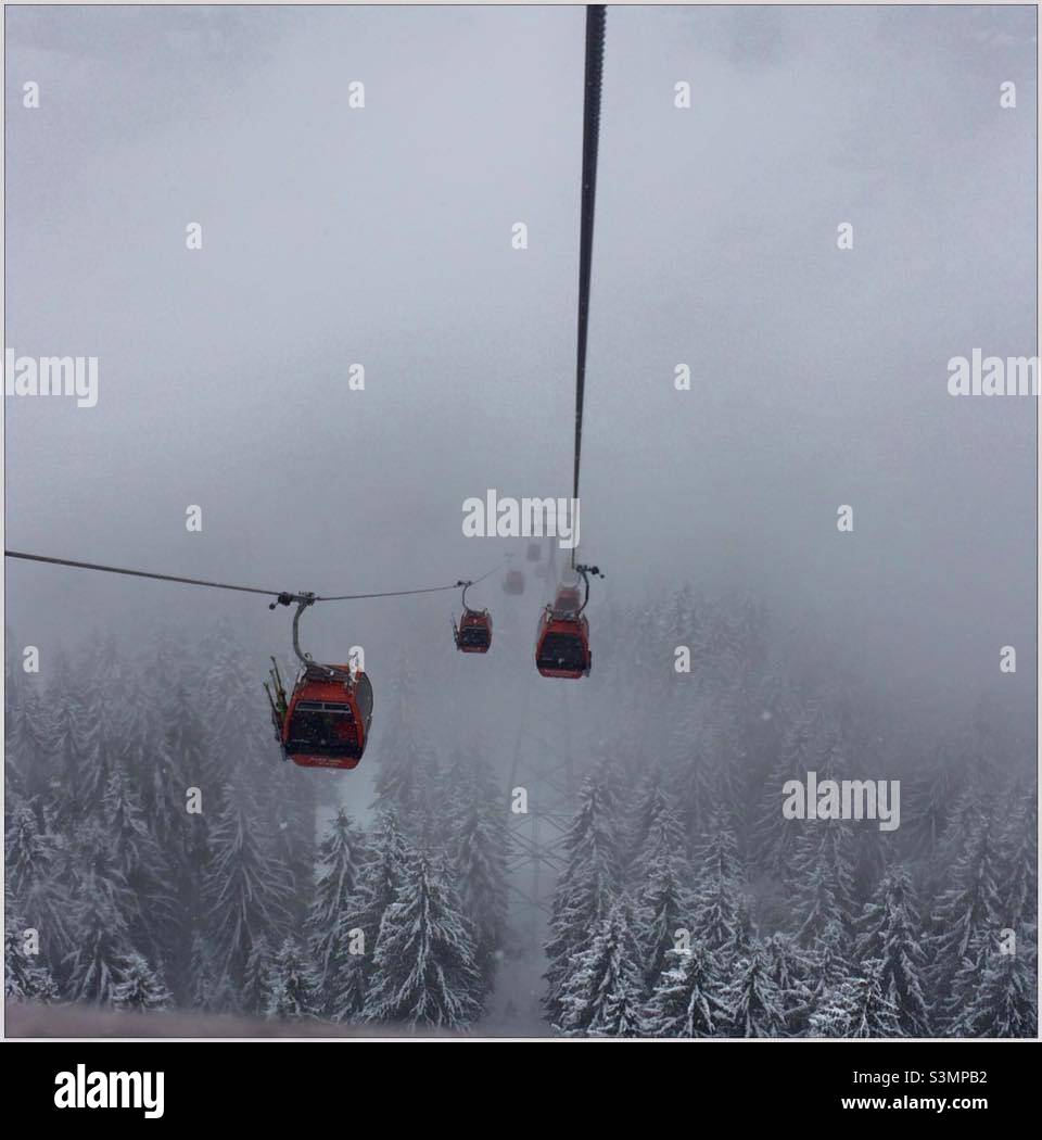 Funivia Misty sci Austria alpi snowboard sport invernali - Immagine stock catturata con smartphone