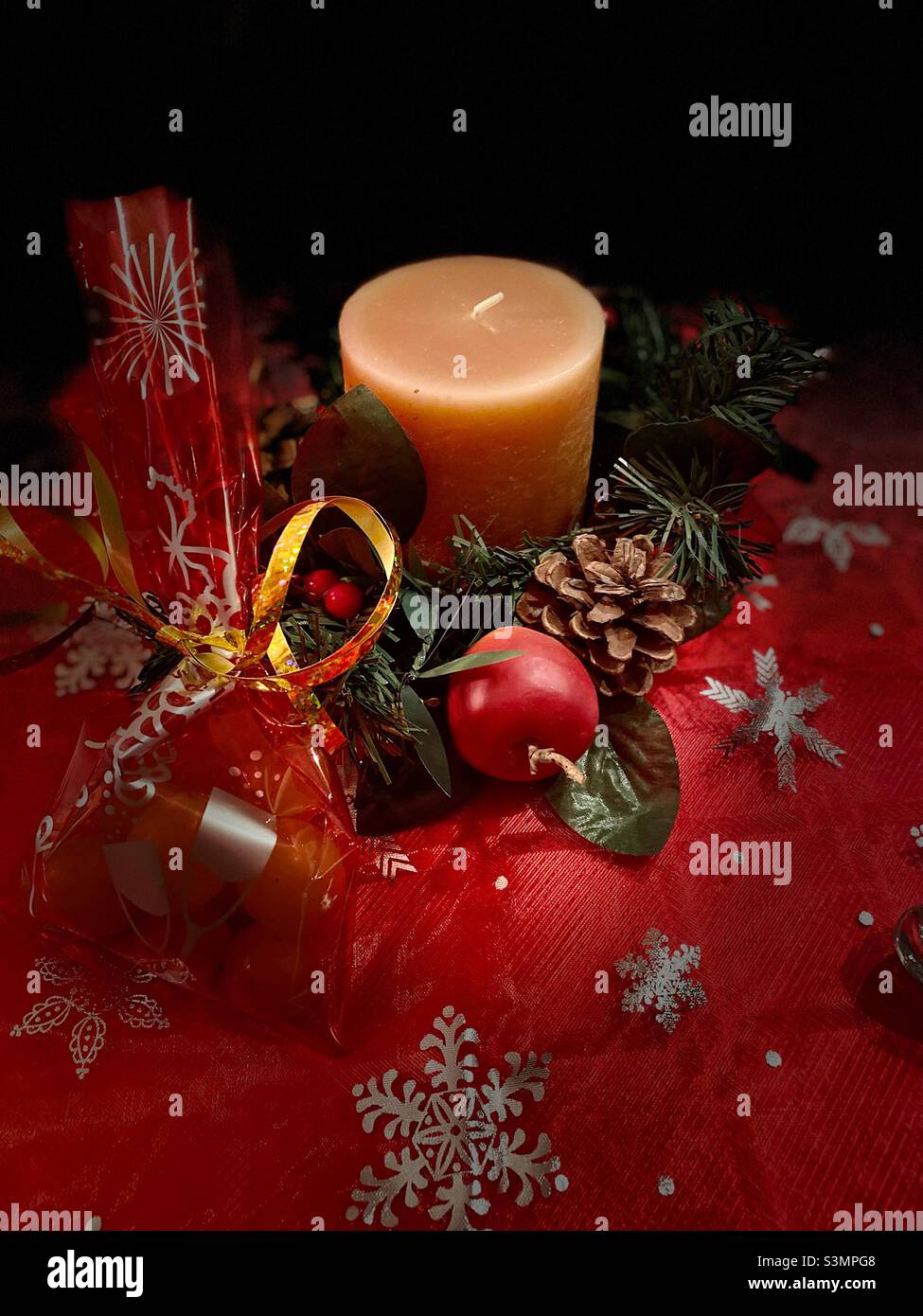 Decorazioni natalizie e candela con le 12 uve fortunate secondo la tradizione spagnola di Capodanno Foto Stock