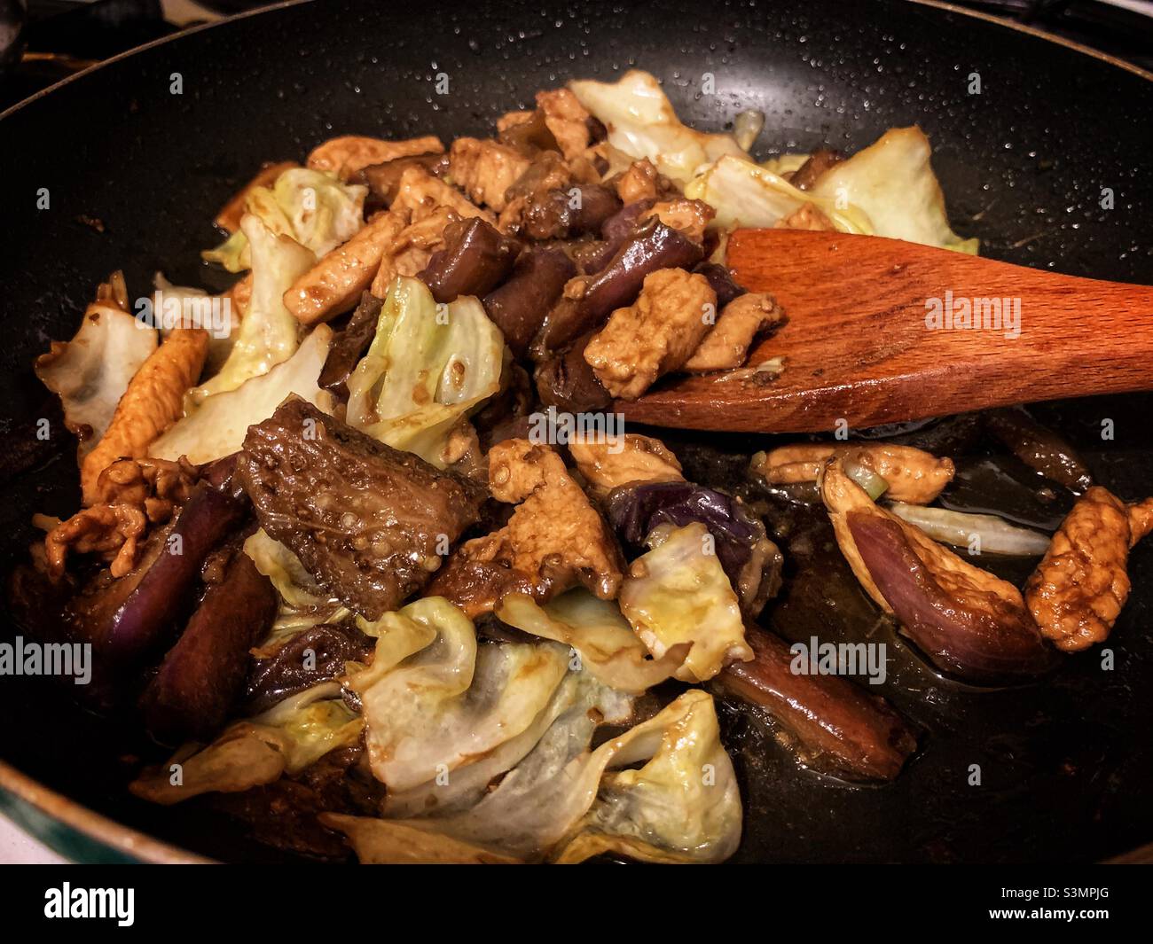 Pollo saltato con melanzane e cavolo taiwanese su una padella. Foto Stock