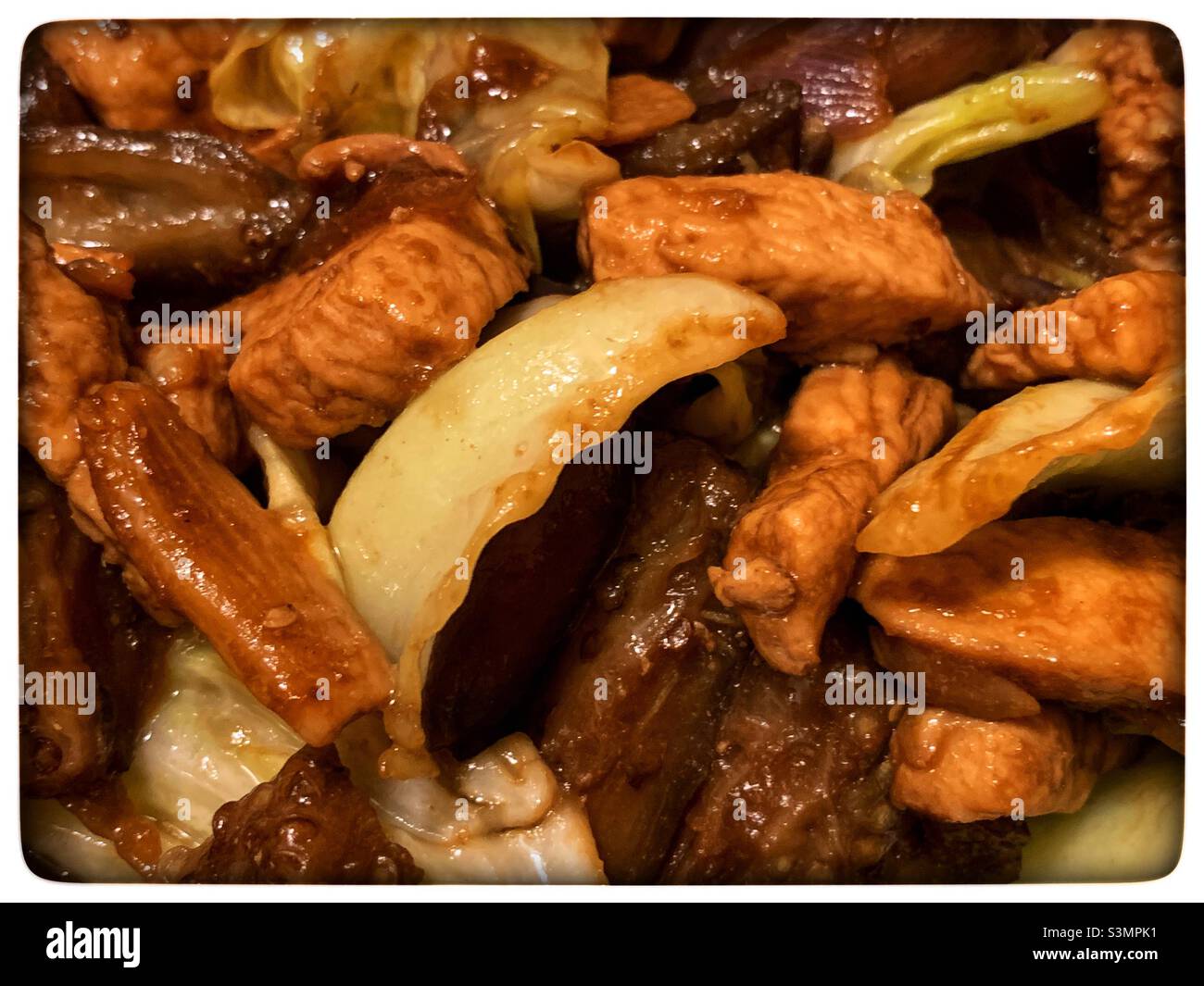 Pollo saltato con melanzane e cavolo taiwanese. - Immagine stock catturata con smartphone