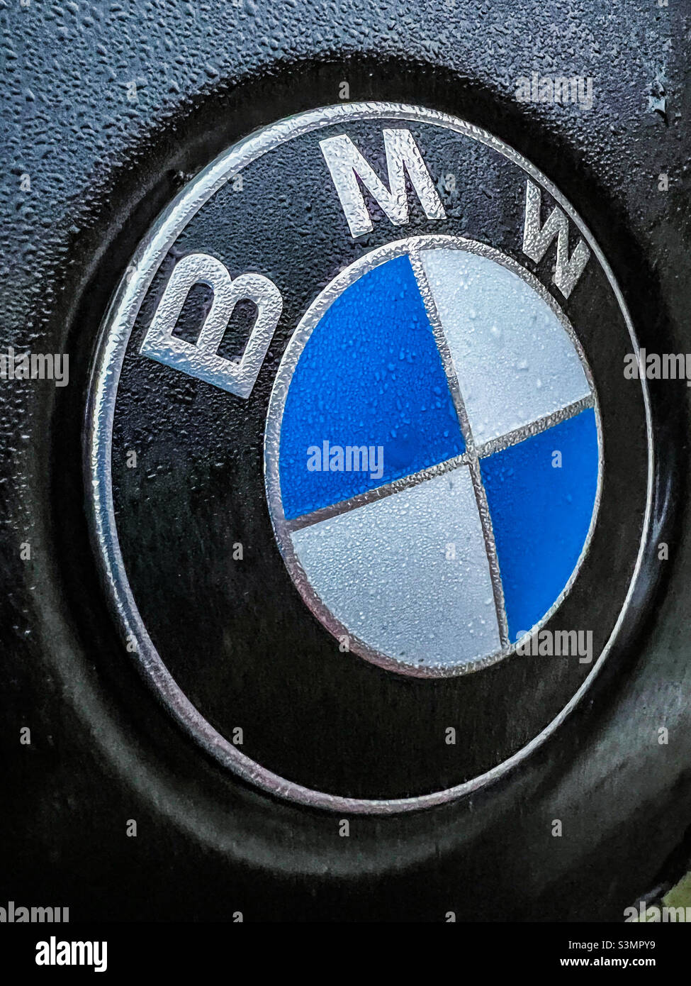 Logo BMW con gocce d'pioggia su veicolo nero Foto stock - Alamy