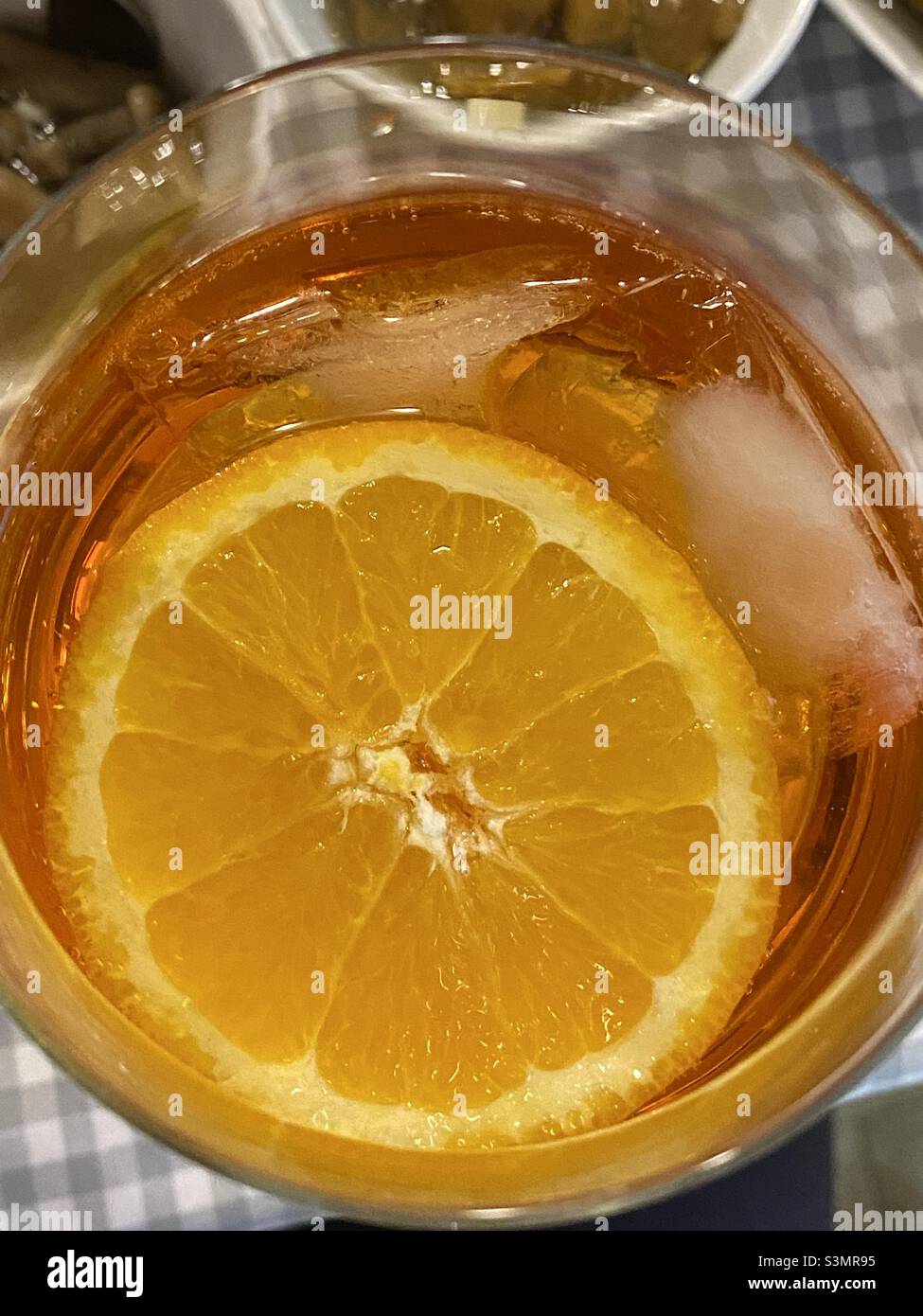 Сocktail spritz aperol con una fetta di arancio, vista dall'alto, posizione piatta - Immagine stock catturata con smartphone