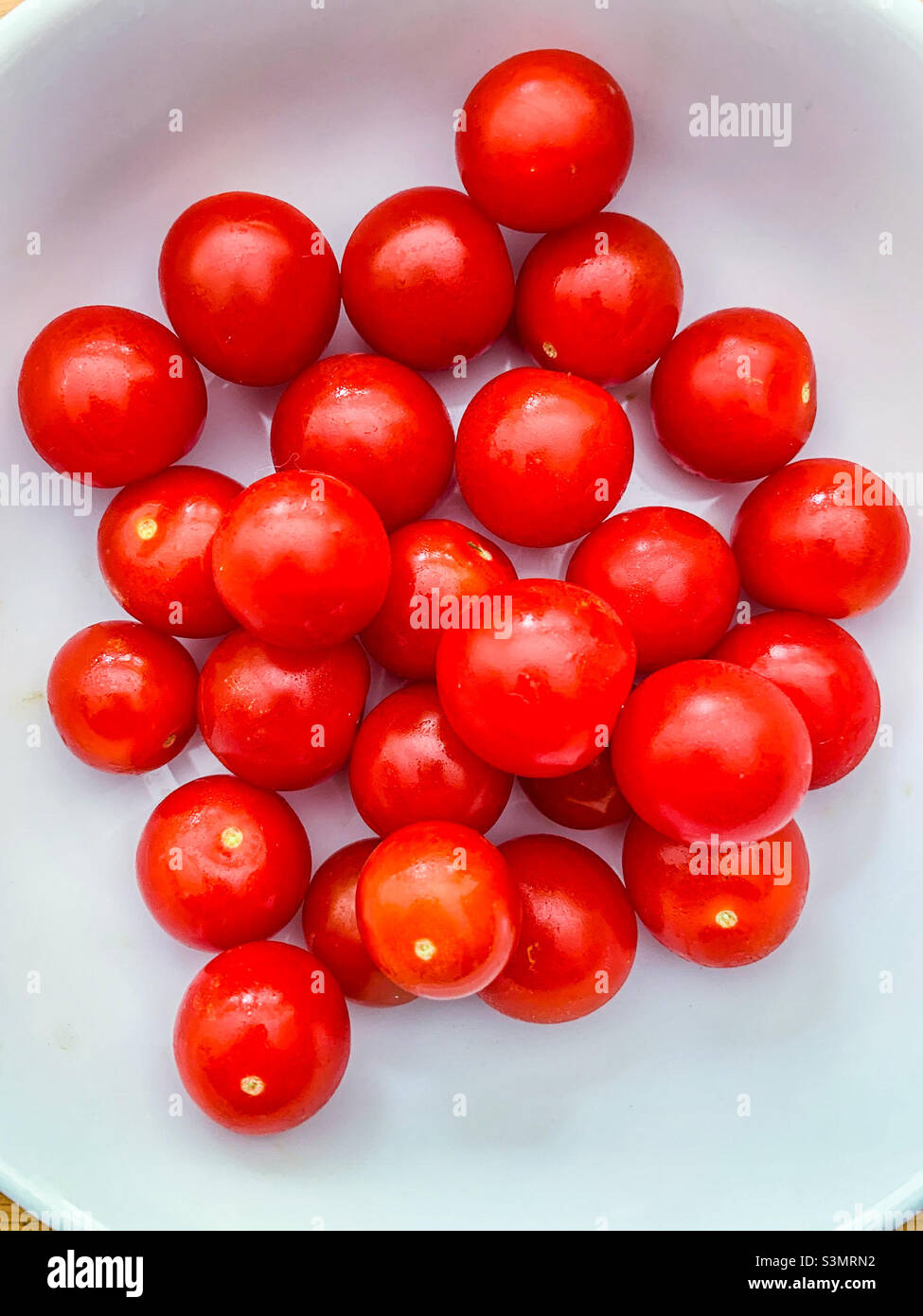 Pomodori rossi su piatto bianco Foto Stock