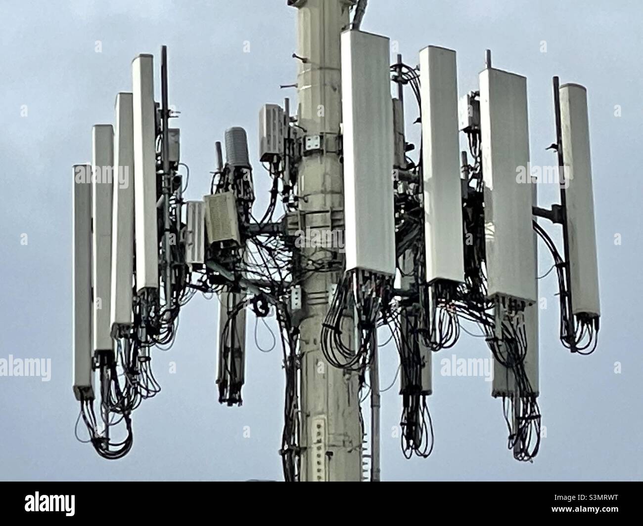 Trasmettitore cellulare-mobile, o torre radio, nello Utah, Stati Uniti. - Immagine stock catturata con smartphone