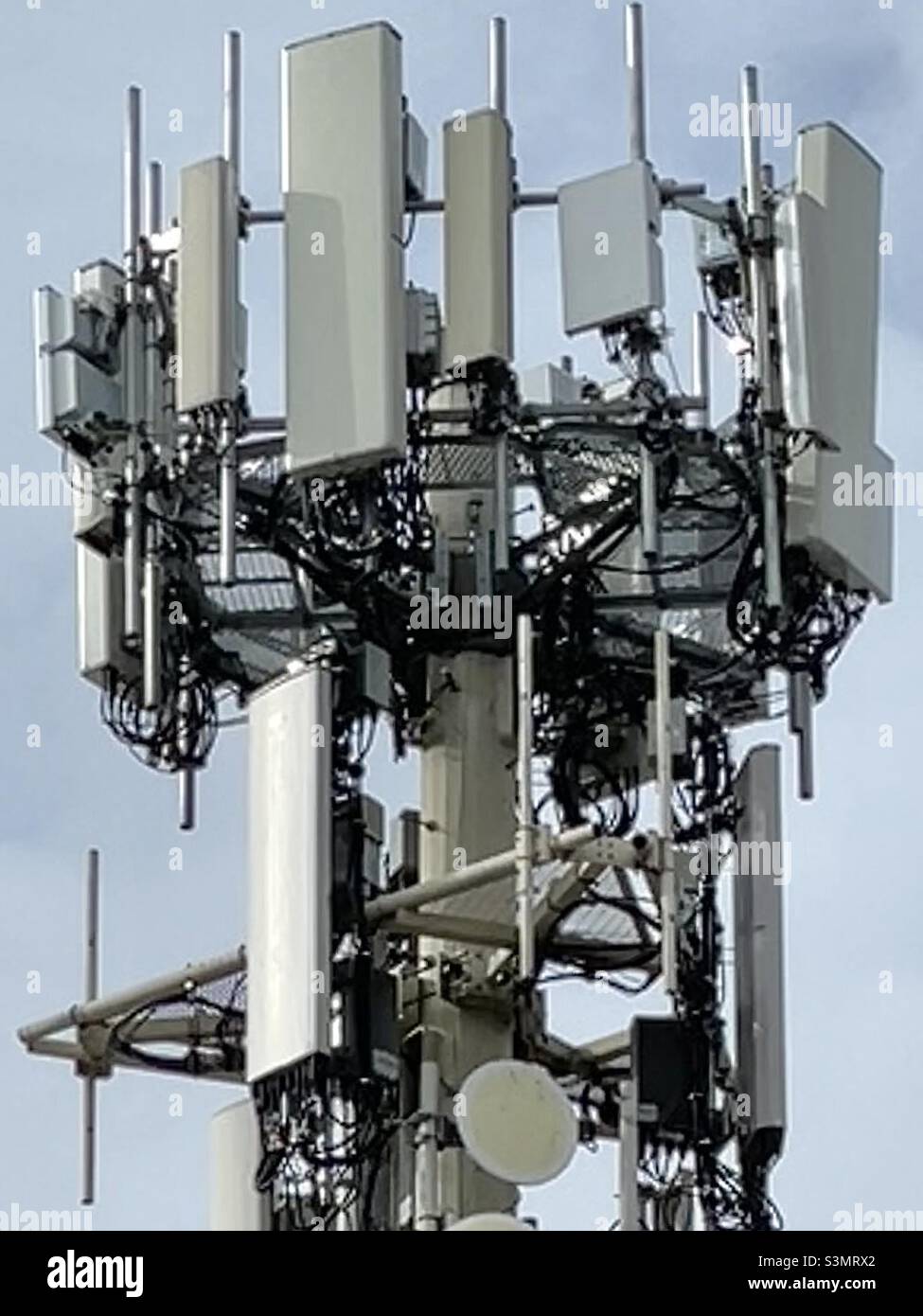 Trasmettitore cellulare-mobile, o torre radio, nello Utah, Stati Uniti. Foto Stock