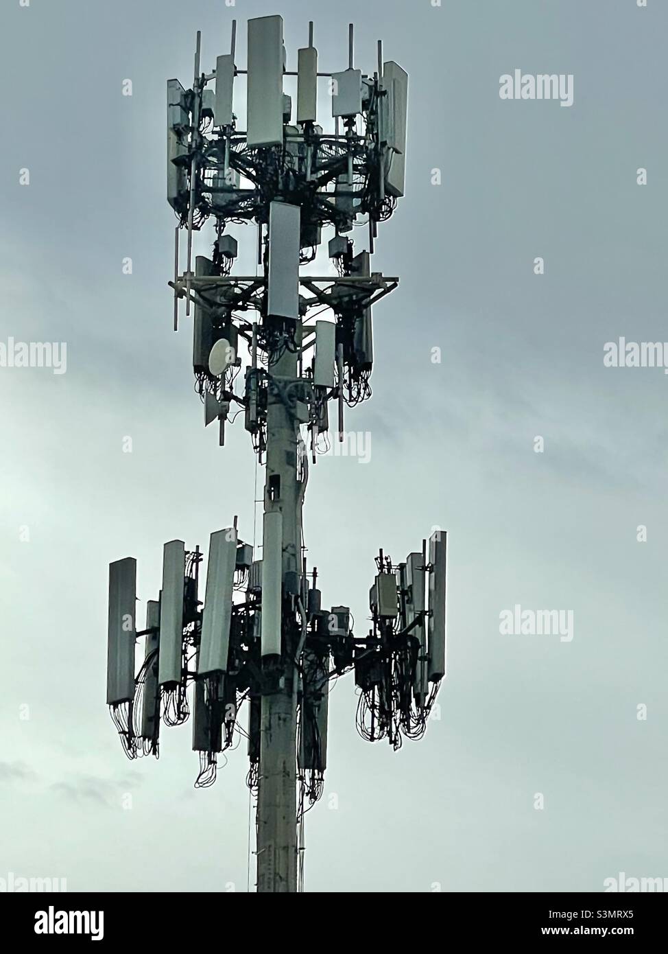 Trasmettitore cellulare-mobile, o torre radio, nello Utah, Stati Uniti. - Immagine stock catturata con smartphone