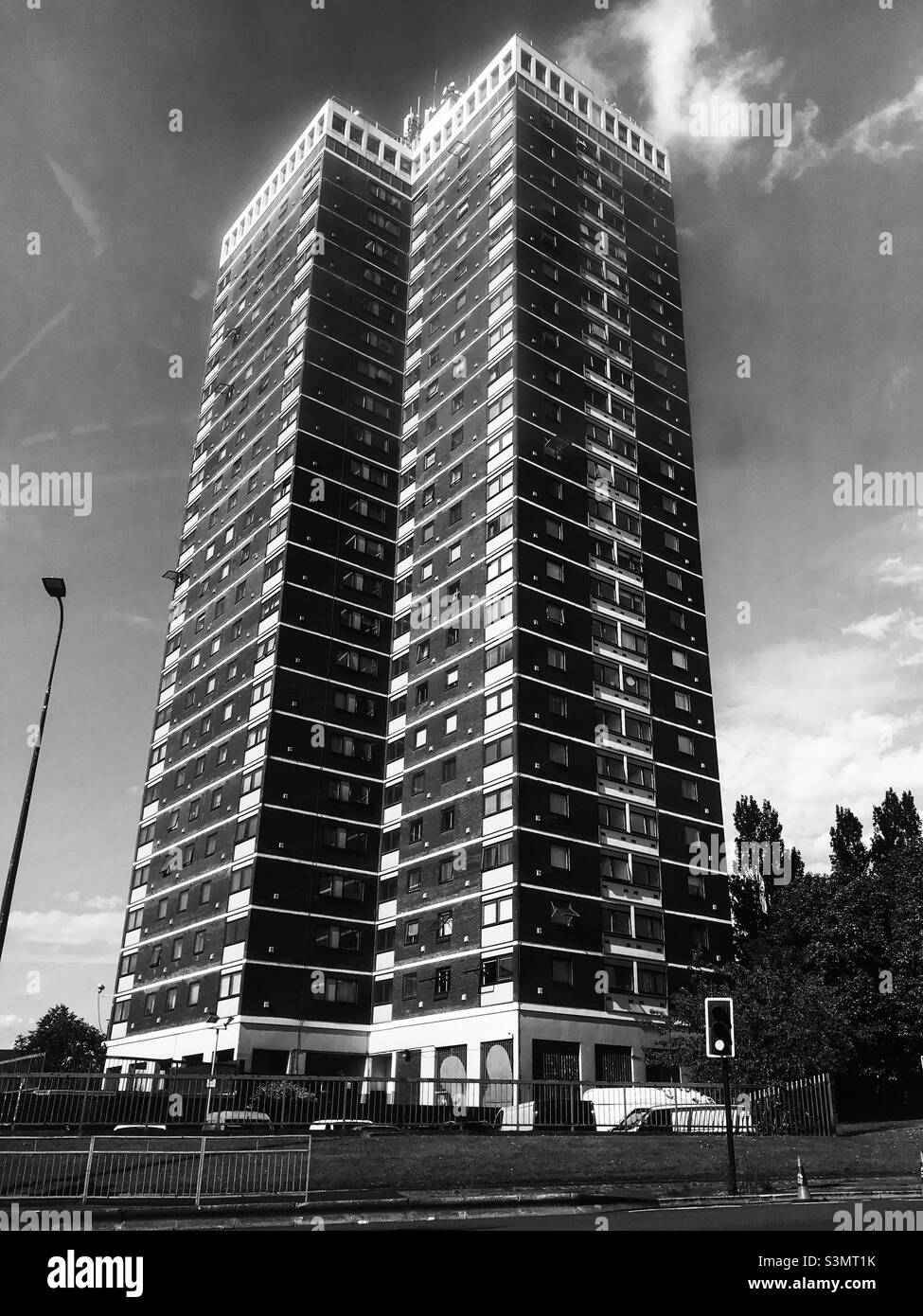 Stretford Tower Block of Flats, Manchester - Immagine stock catturata con smartphone