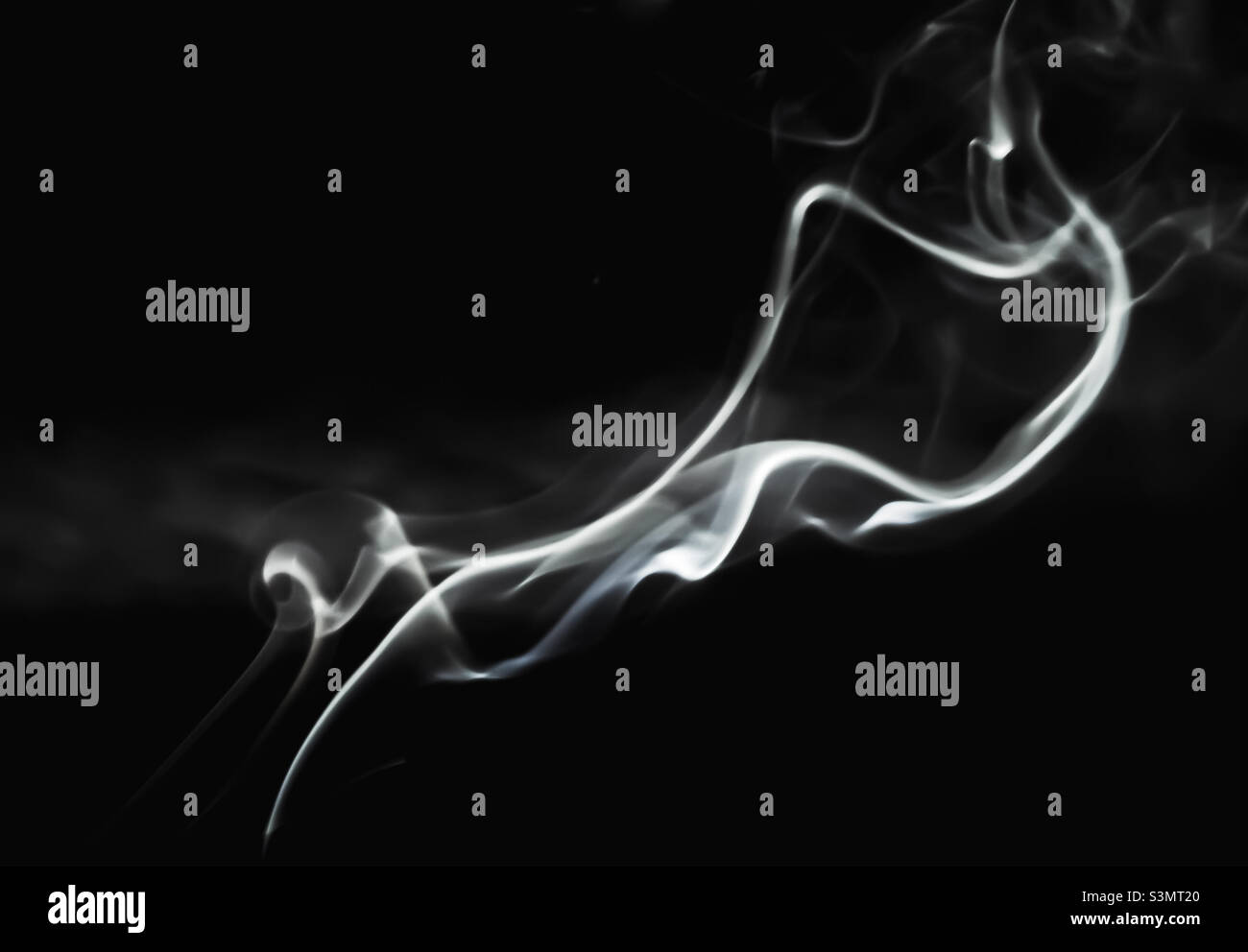 Il fumo su sfondo nero Foto Stock