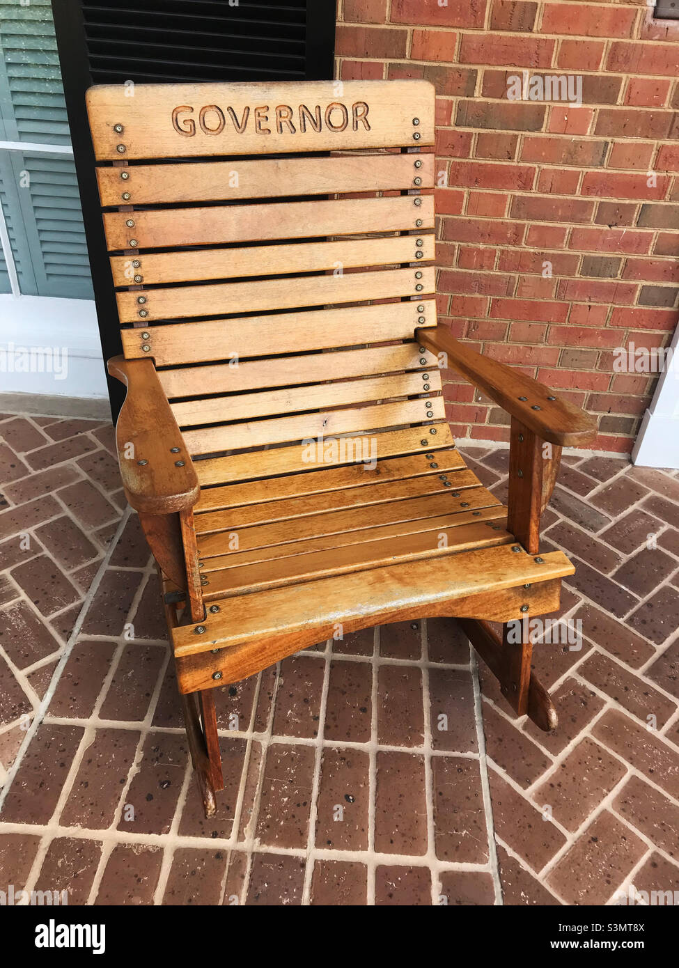 Sedia di legno di colore marrone con la parola regolatore inciso nel legno. Foto Stock