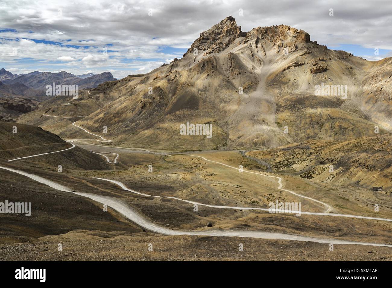 Un'autostrada nazionale nel paesaggio di Trans Himalayan, Ladakh, India Foto Stock