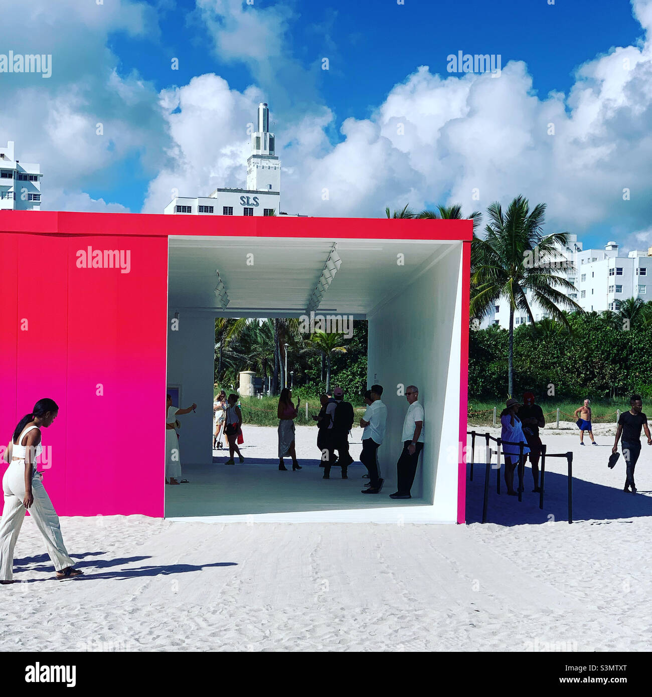 4 dicembre, 2021, 55 l'installazione delle albe di Sho Shibuya presentata da Saint Laurent sulla spiaggia a 17th Street per Art Basel Miami, South Beach, Miami Beach, Florida, Stati Uniti, Nord America Foto Stock
