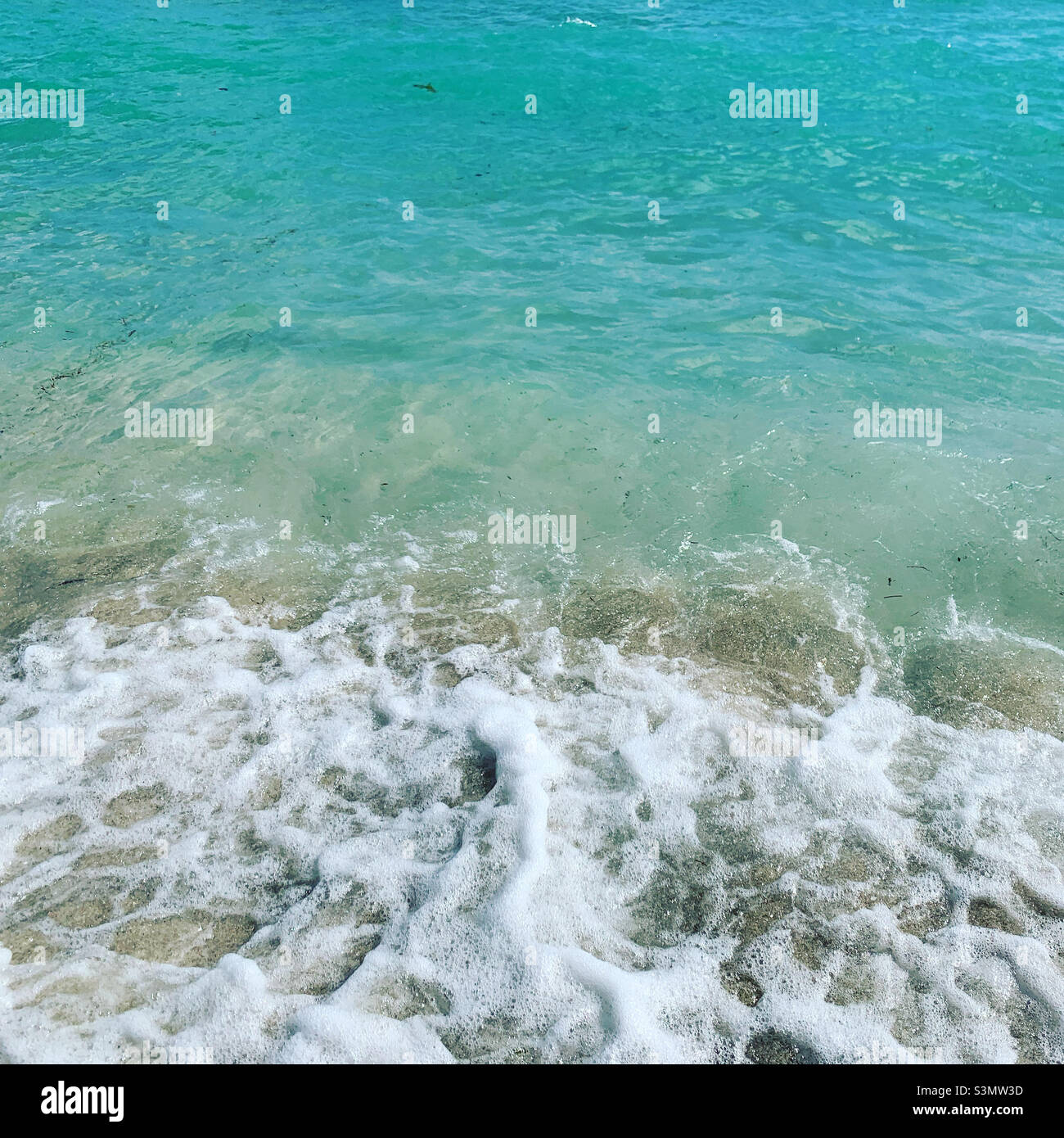 Un'onda che si schiantano sulla riva, South Beach, Miami Beach, Florida, Stati Uniti - Immagine stock catturata con smartphone