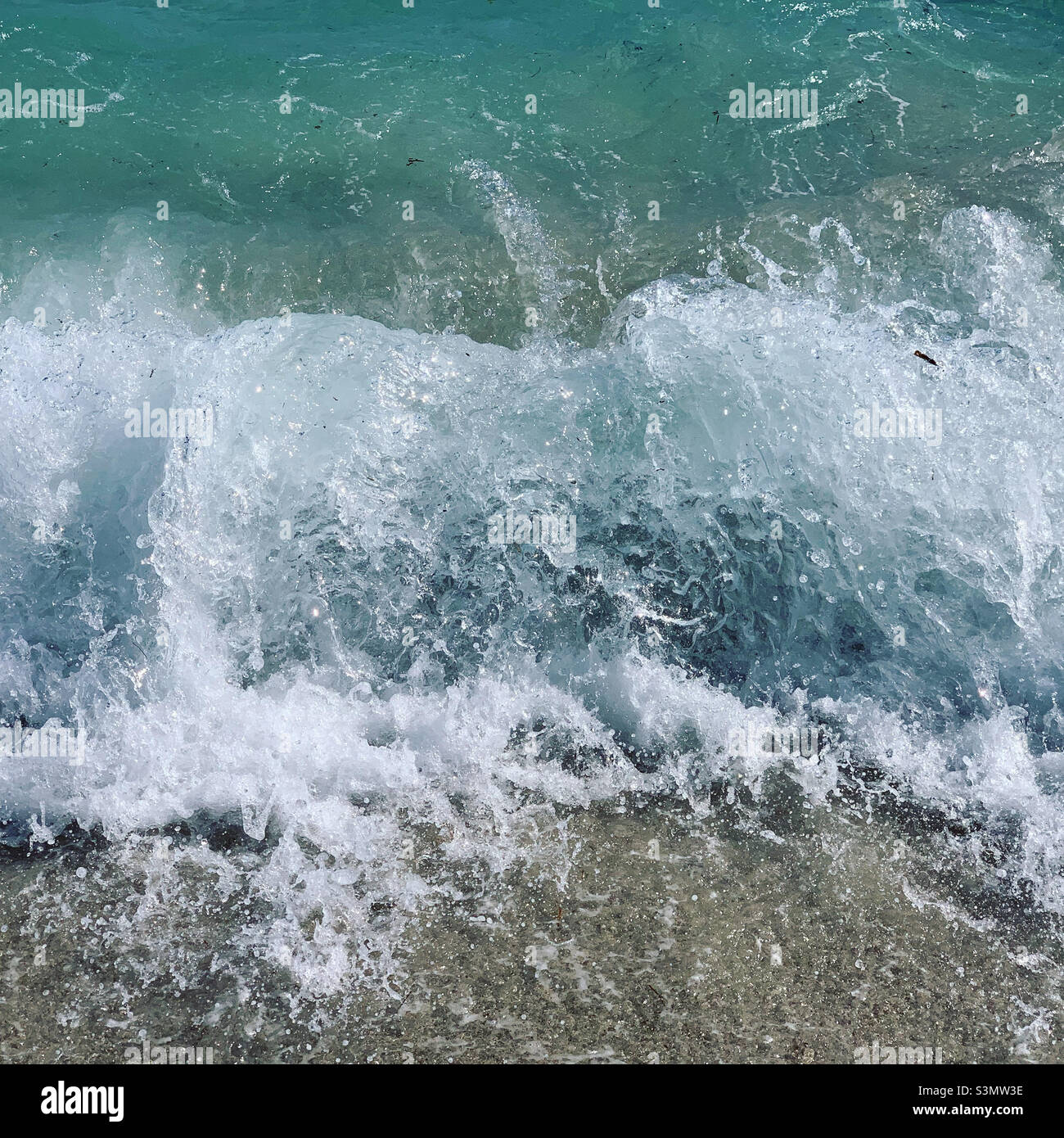 Un'onda che si schiantano sulla riva, South Beach, Miami Beach, Florida, Stati Uniti - Immagine stock catturata con smartphone