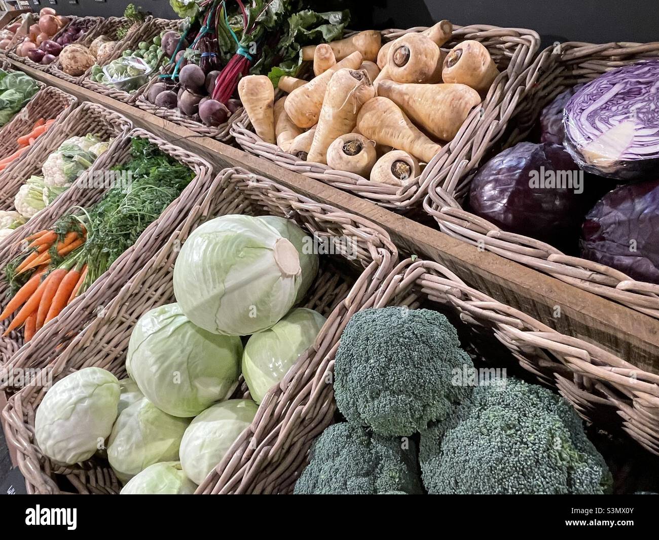 Cestini di verdure di ottima qualità in mostra in un negozio di fattoria Leicestershire Foto Stock