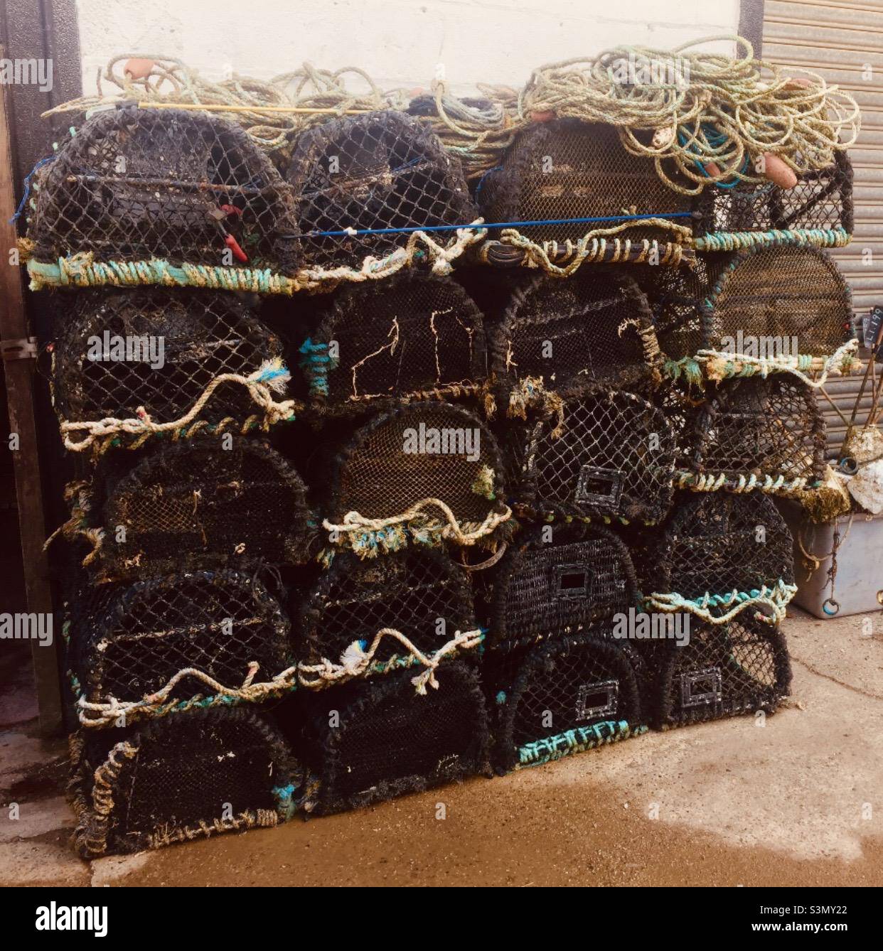 Vasi da pesca impilati pronti per il trasporto su una barca da pesca - Suffolk Coast, Regno Unito Foto Stock