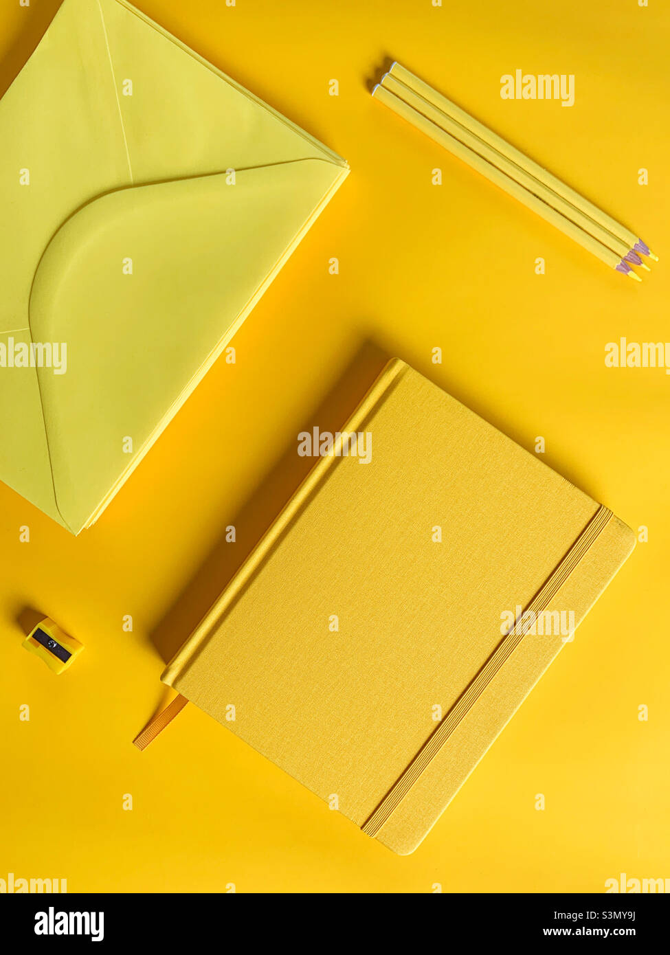 Ufficio di lavoro con blocco note giallo e cancelleria - Immagine stock catturata con smartphone