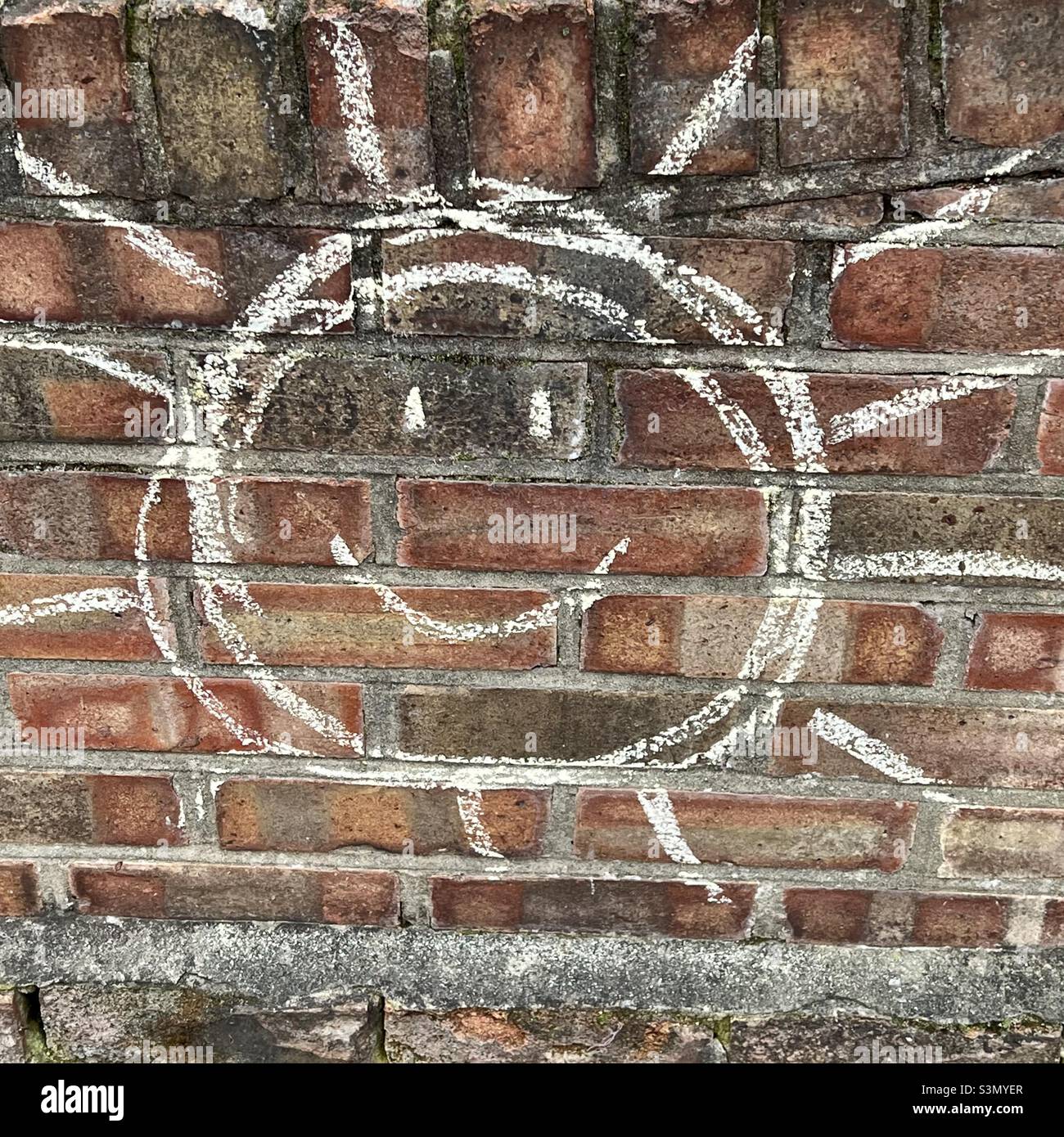 Sole sorridente disegnato con gesso su muro di mattoni casa di Londra Foto Stock