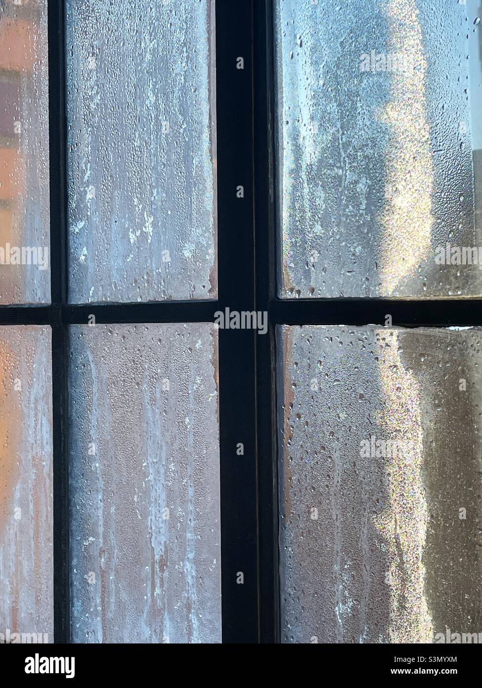 Lenzuola di ghiaccio su una finestra di casement appartamento New York City durante la tempesta invernale ciclone bomba gennaio 2022, USA - Immagine stock catturata con smartphone