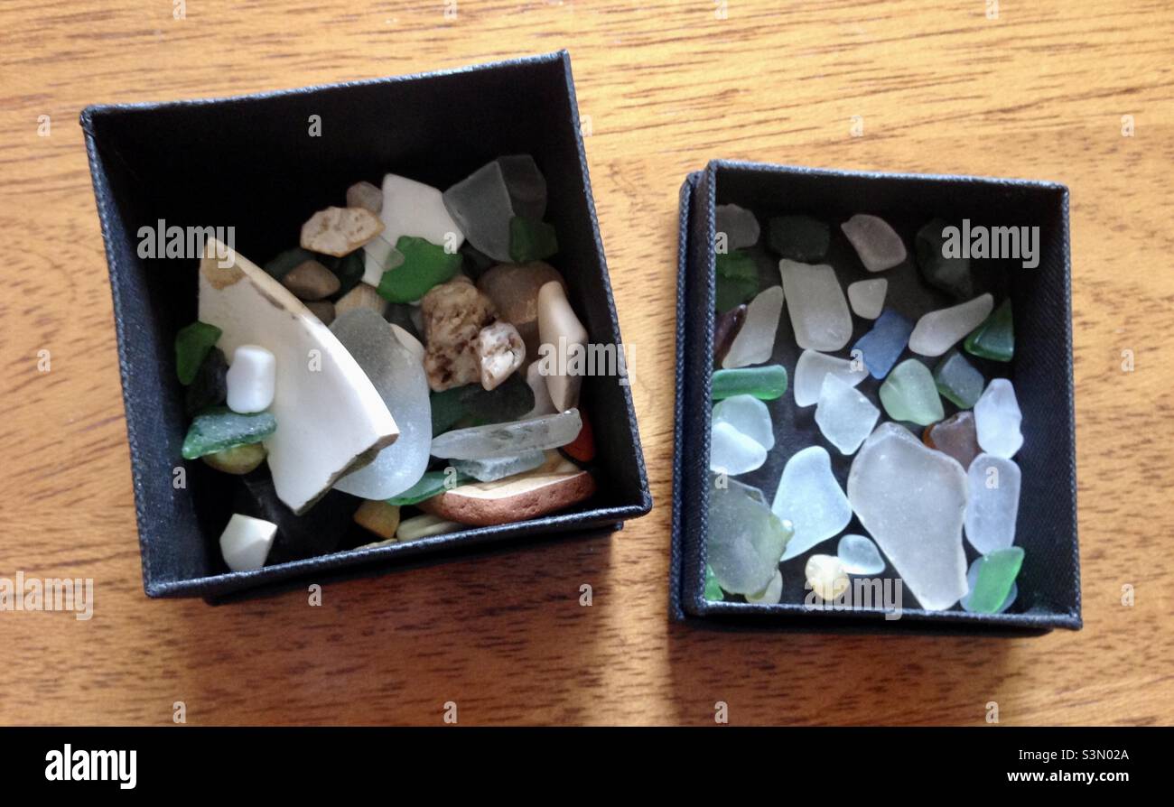 Scatole di vetro marino trovate durante la pettinatura della spiaggia in Galles UK Foto Stock