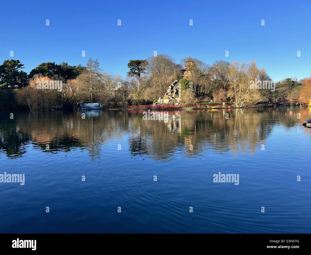 Riflessi di un'isola in un lago Foto Stock