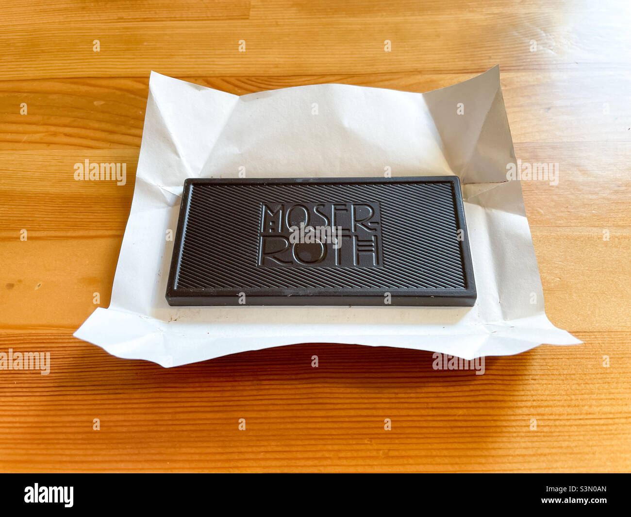 Pezzo di cioccolato raffinato - Immagine stock catturata con smartphone