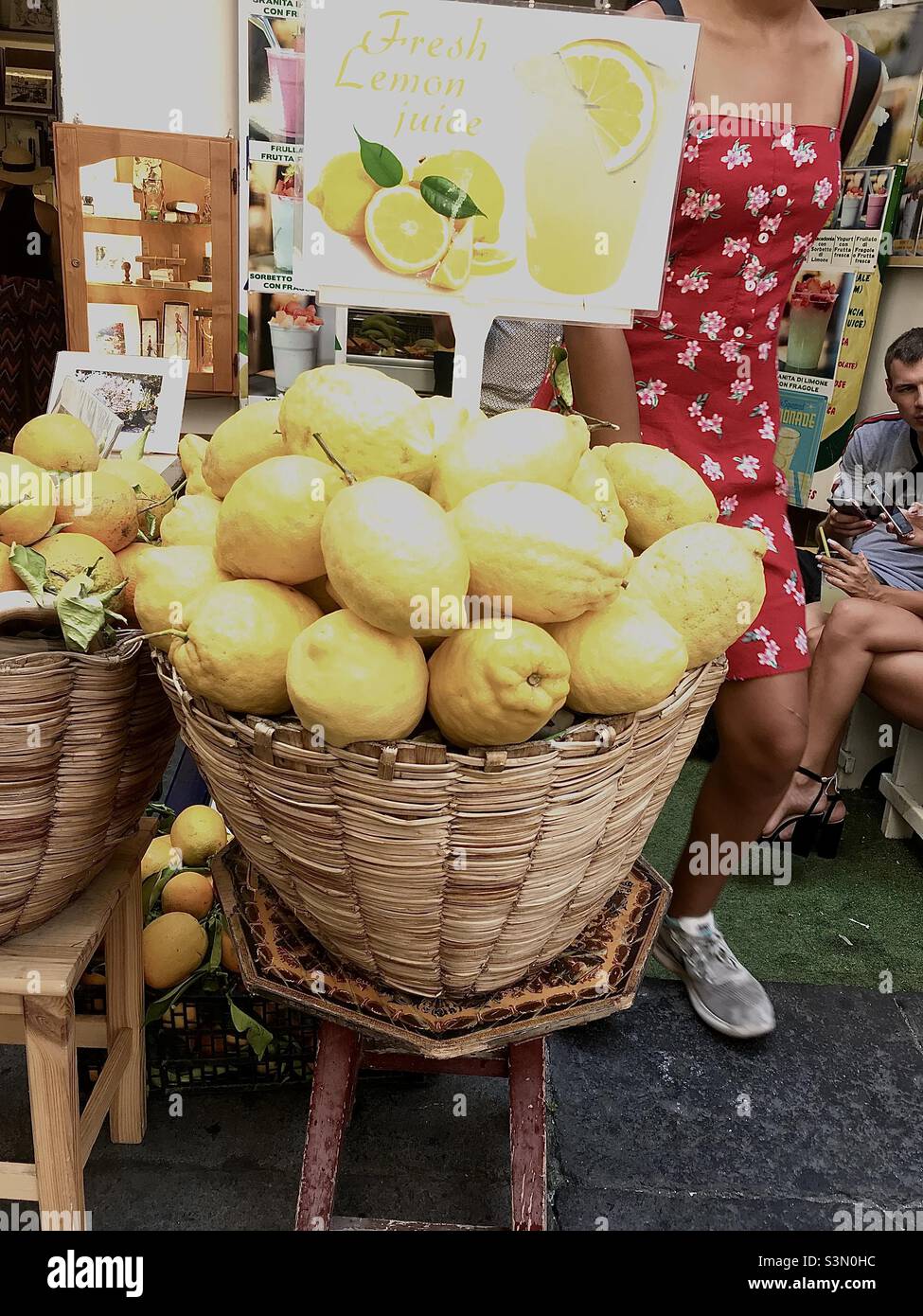 Stagione di raccolta del limone sulla Costiera Amalfitana. - Immagine stock catturata con smartphone