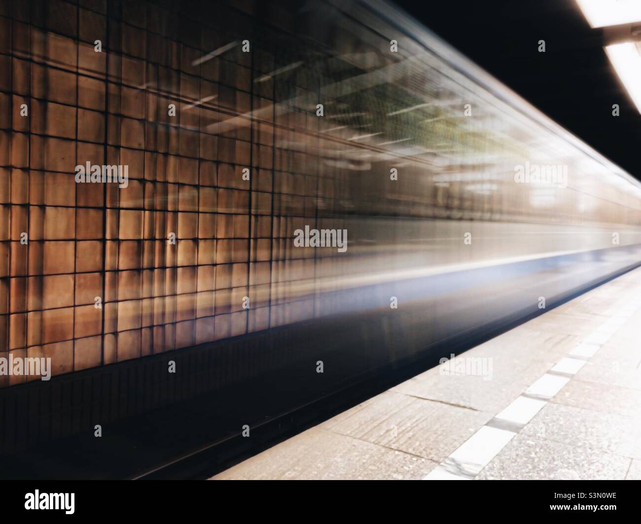 la traccia del treno della metropolitana in partenza Foto Stock