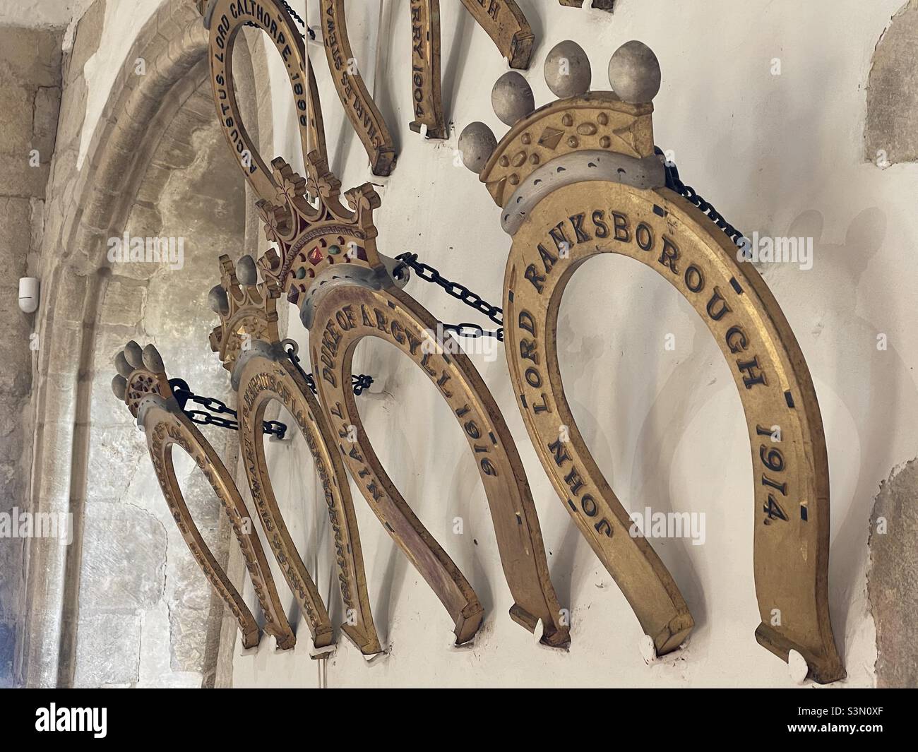 Alcuni dei ferro di cavallo esposti nel Castello di Oakham, tra cui quelli donati da Lord Ranksborough e dal Duca di Argyll Foto Stock