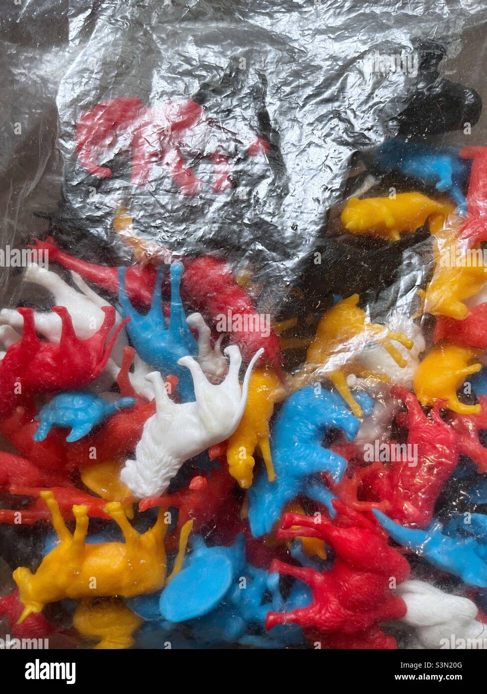 Giocattoli in plastica per animali in sacchetto di plastica da vicino Foto Stock